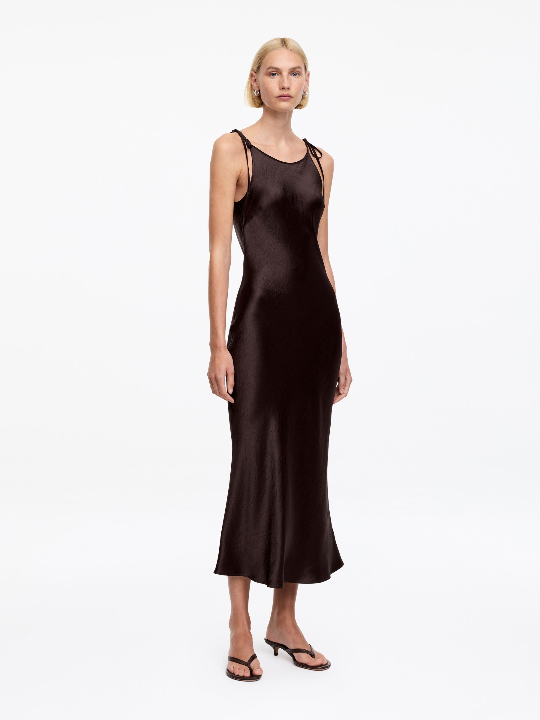 Slipklänning i krossad satin - Mörkbrun - Slim fit - Women - StillMedia/Lookbook - 5