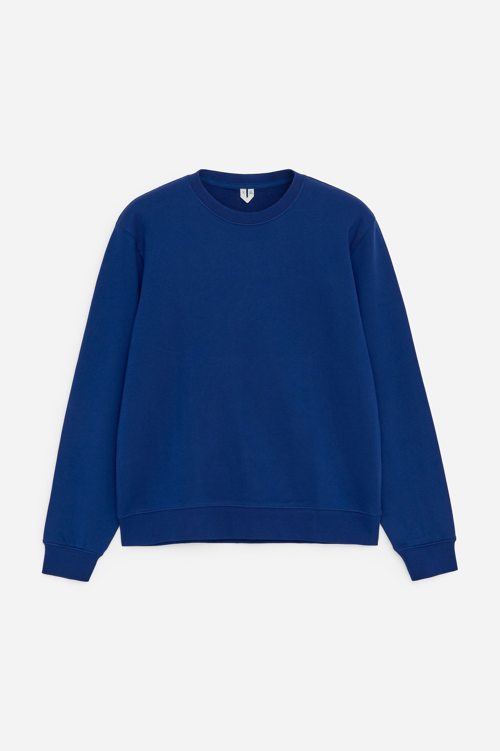 Agrandir l'image: Un sweat-shirt bleu à col rond est présenté de face. Il est doté de poignets côtelés, d'un ourlet côtelé et d'un col côtelé, apparaissant dans une coupe classique.