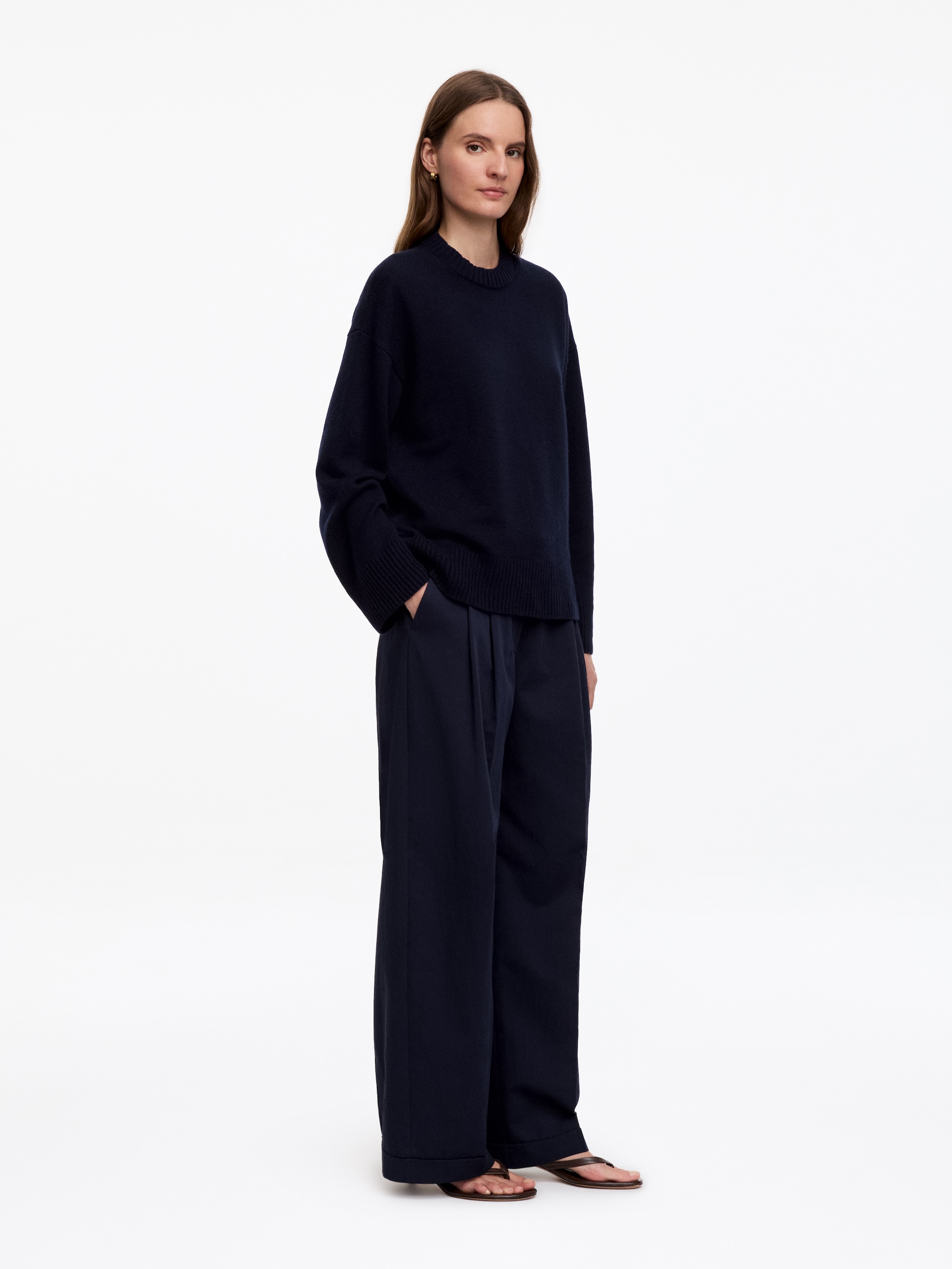 Oversized Pure Cashmere Jumper​ - Dark Blue - Relaxed fit - women - StillMedia/Lookbook - 5