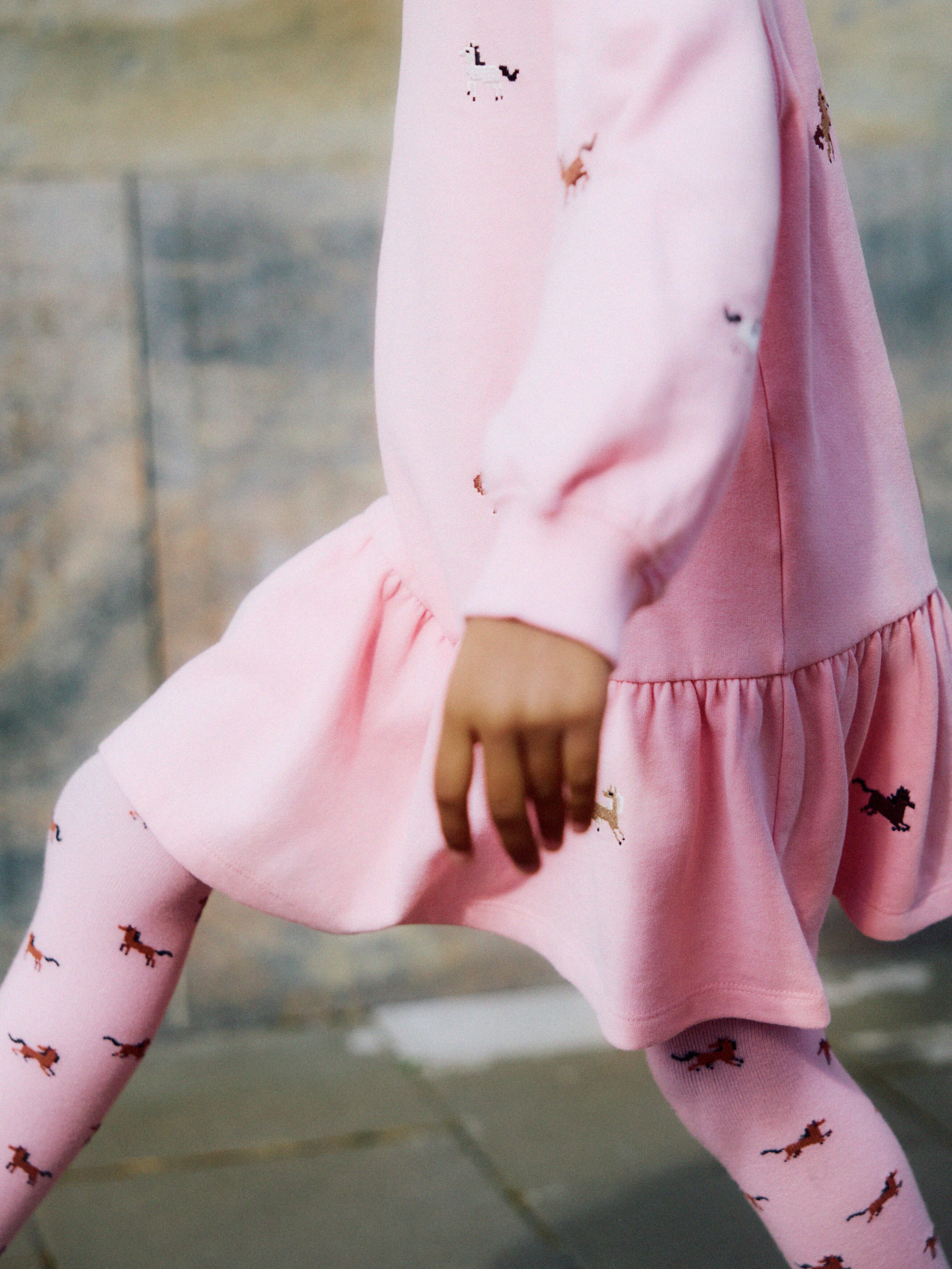 Vue de face dâun collant en mÃ©lange de coton rose clair, ornÃ© dâun motif intÃ©gral de petits chevaux marron, avec une large ceinture Ã©lastique et des pieds faÃ§onnÃ©s.