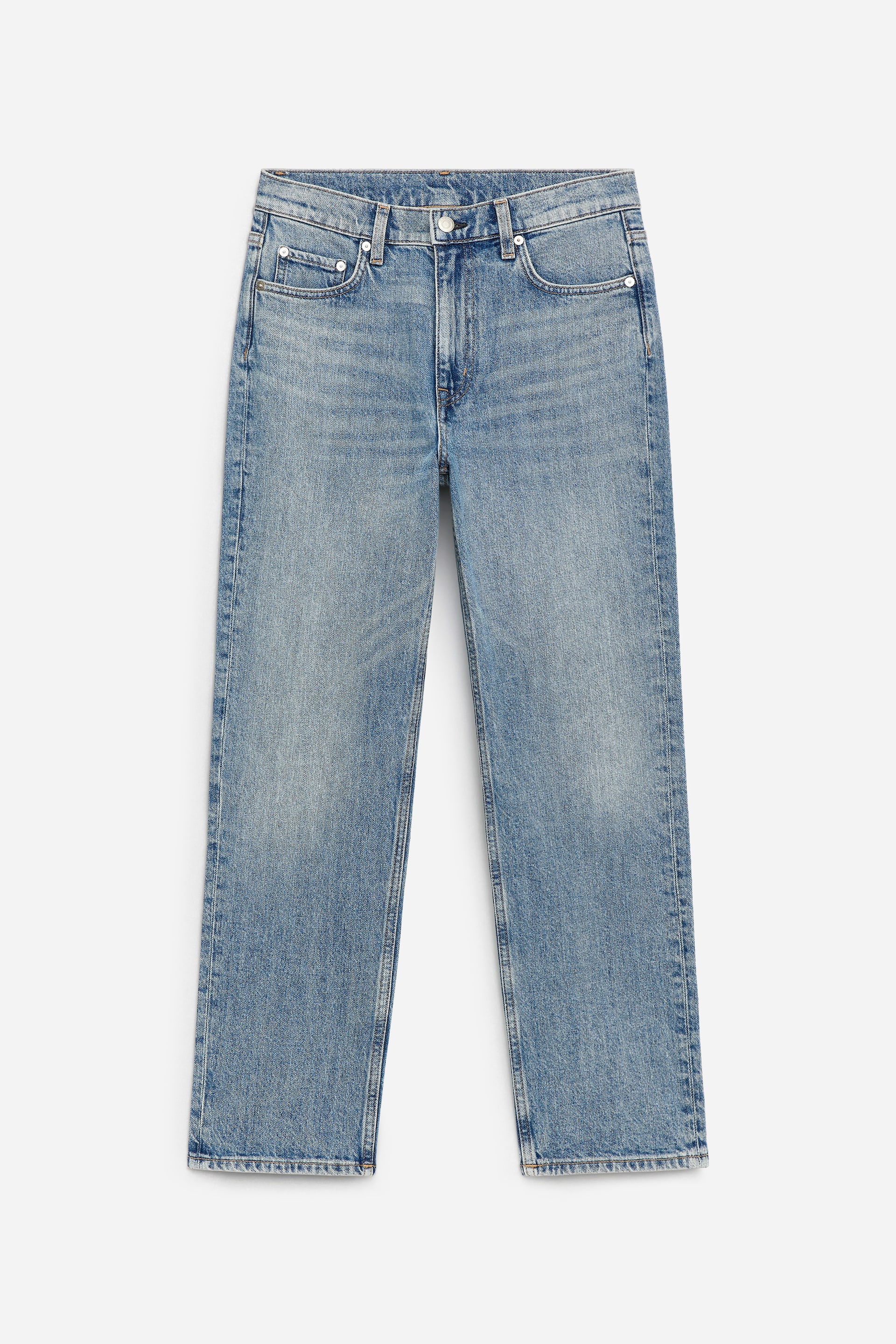 Visualizza immagine più grande: Un paio di jeans in denim blu chiaro a medio si presenta FRONTALE, caratterizzato da una vita media, una silhouette slim e gambe affusolate e tagliate, con chiusura a bottone argentato, passanti per cintura, design a cinque tasche e un leggero scolorimento sulle cosce.