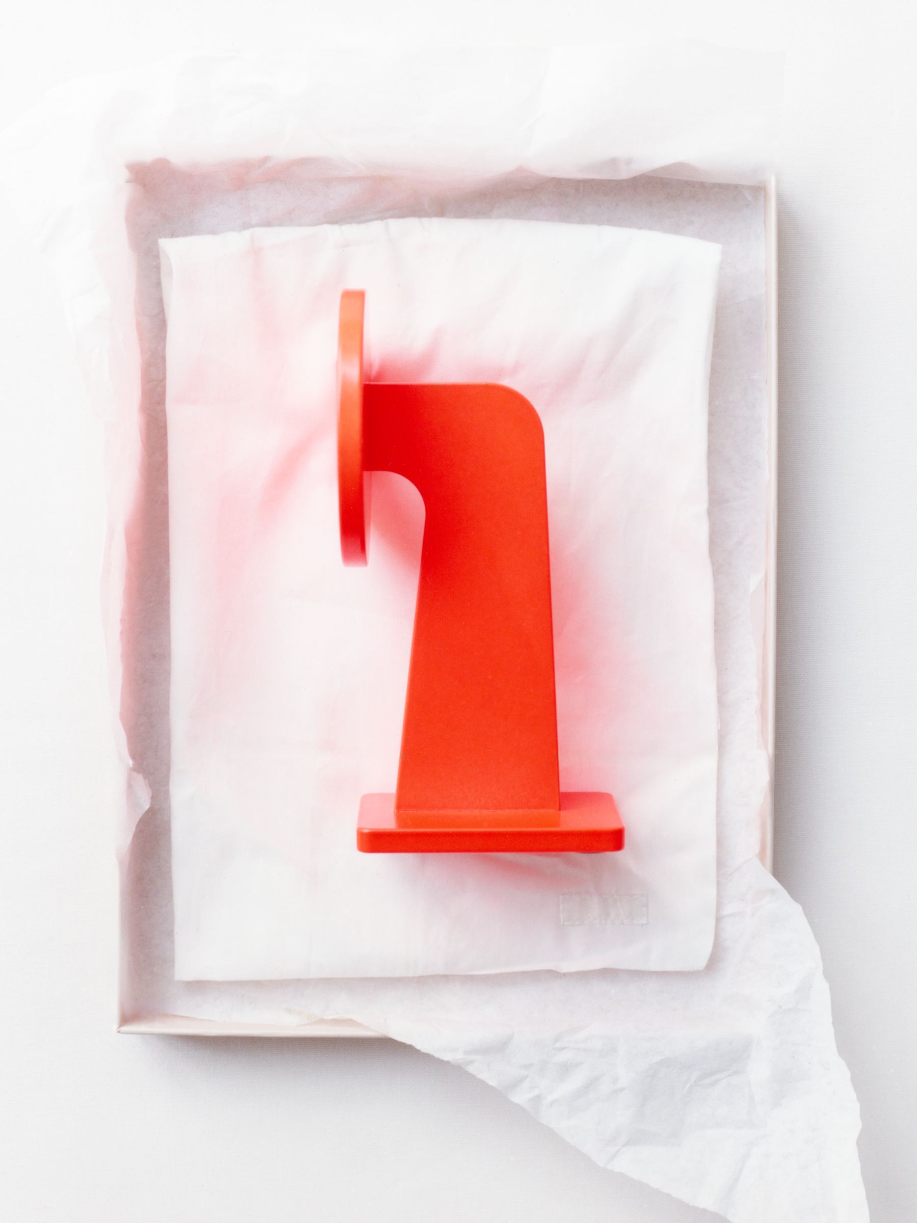 ARKET und Massproductions Buchstütze Buffer - Neon Orange - Homeware - StillMedia/Environmental - 1