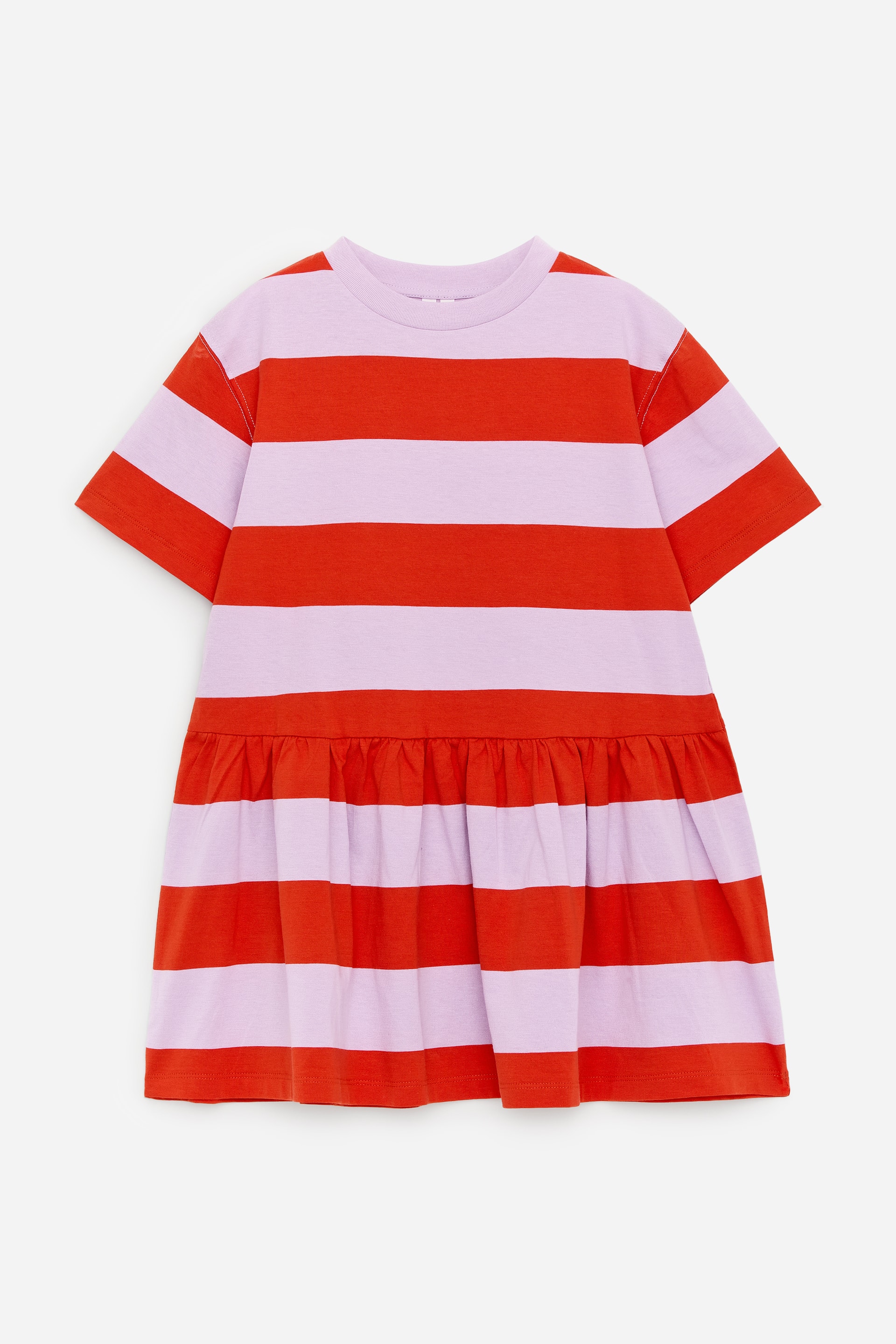 Größeres Bild anzeigen: Ein kurzärmeliges Rüschenkleid präsentiert seine Vorderansicht und zeigt rote und hellviolette horizontale Streifen. Es ist mit einem gerippten Rundhalsausschnitt gestaltet und weist Raffungen an der Taille auf.