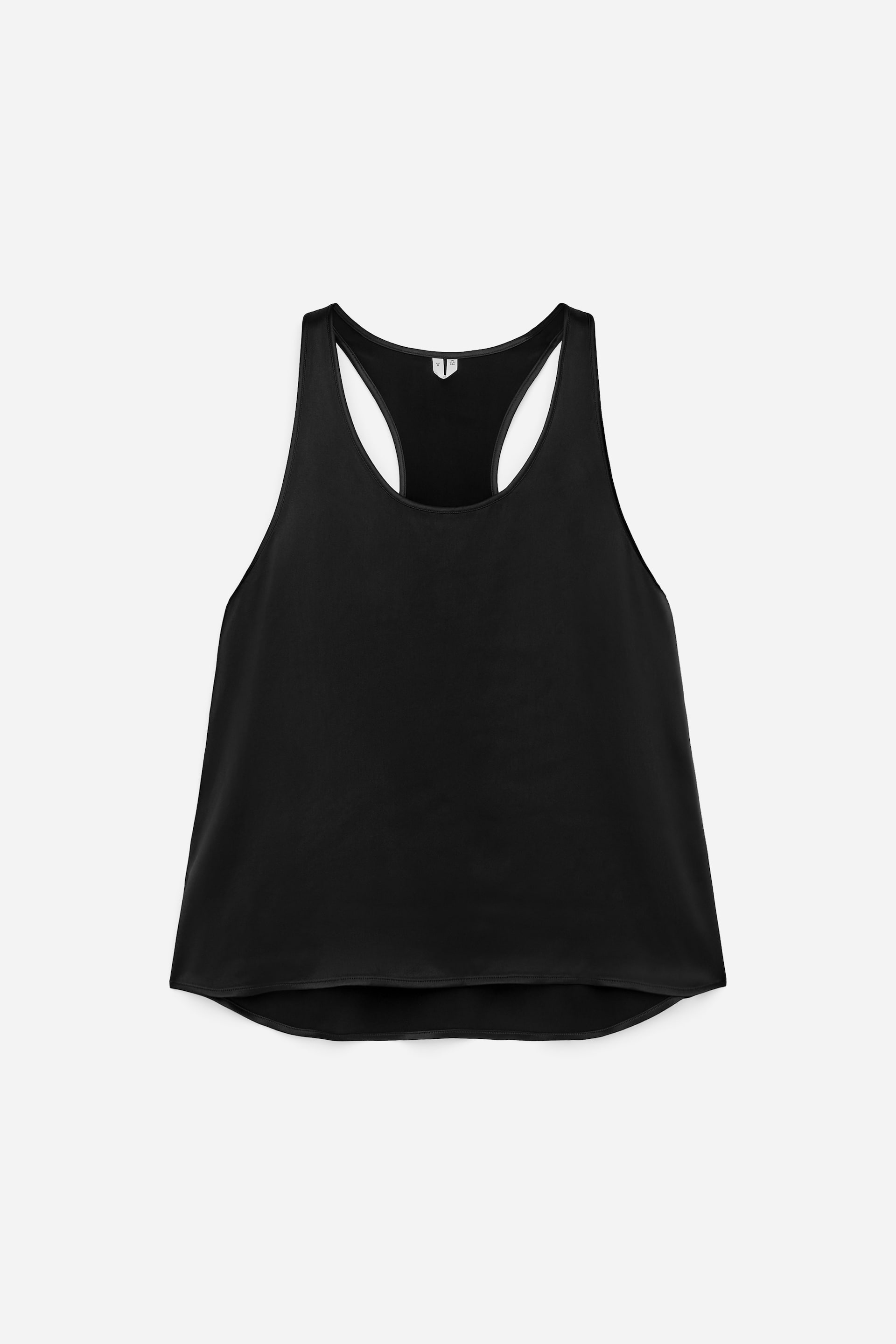 Grösseres Bild ansehen: Ein schwarzes Racerback-Tanktop zeigt sich von VORNE mit einem Rundhalsausschnitt, breiten Armlöchern und einer entspannten, fließenden Passform mit abgerundetem Saum.
