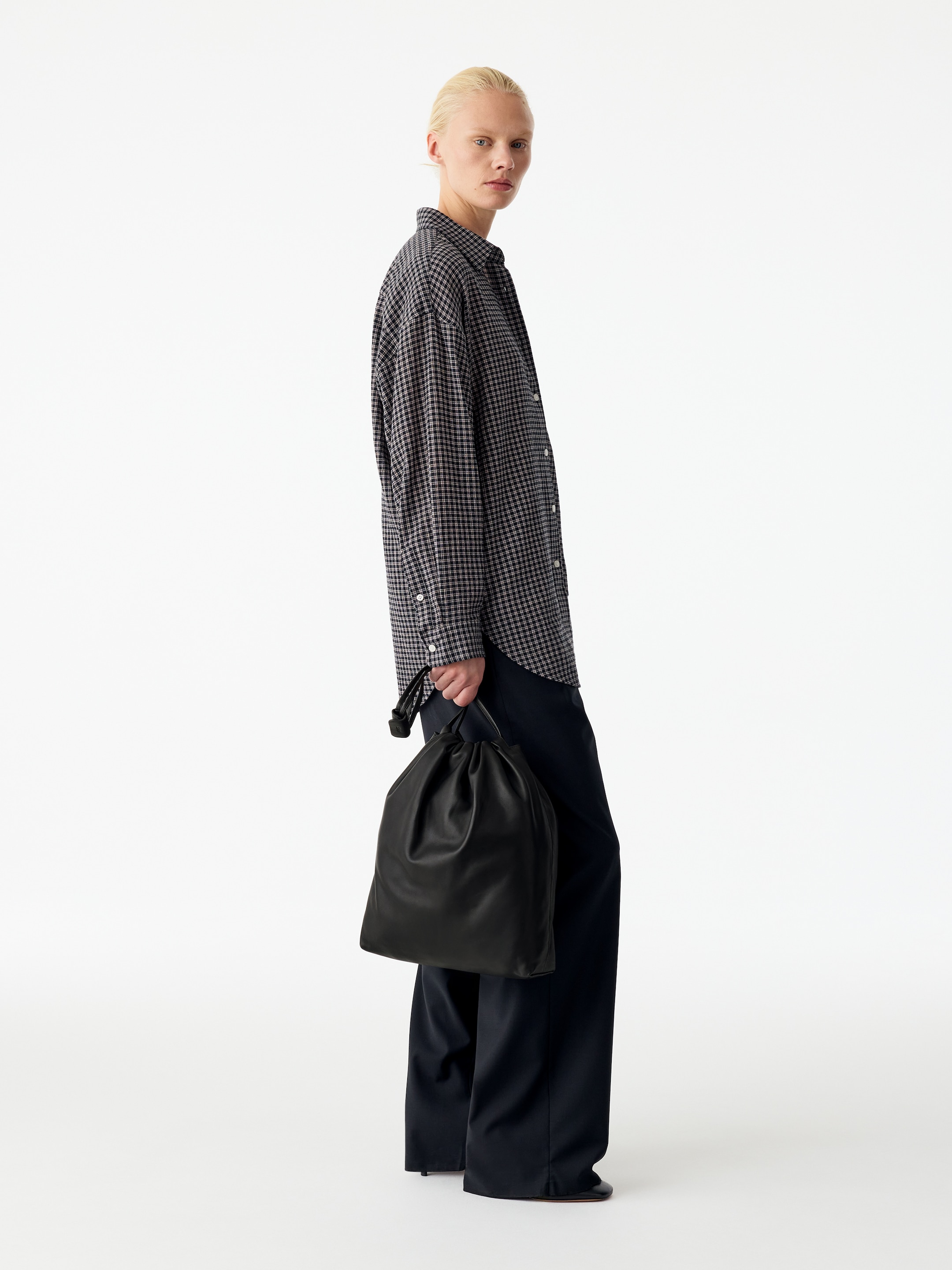 Einkaufstasche aus Leder mit Raffung - Schwarz - women - StillMedia/Lookbook - 5