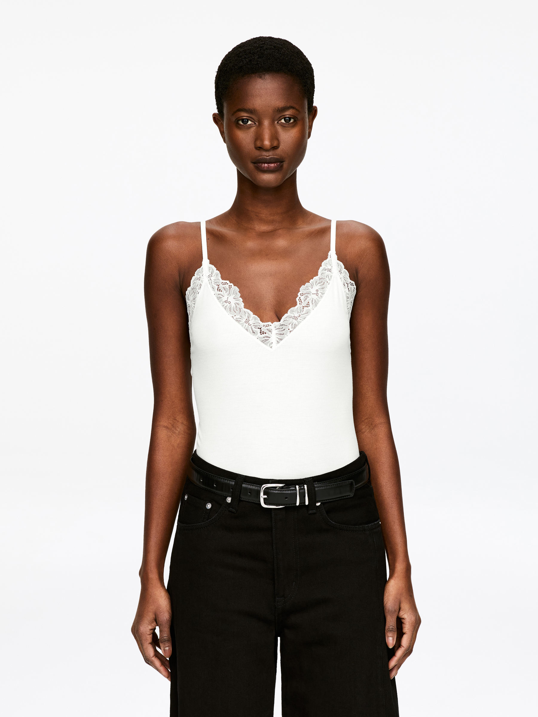 Top con spalline e dettagli in pizzo-#F4F3E9-17930