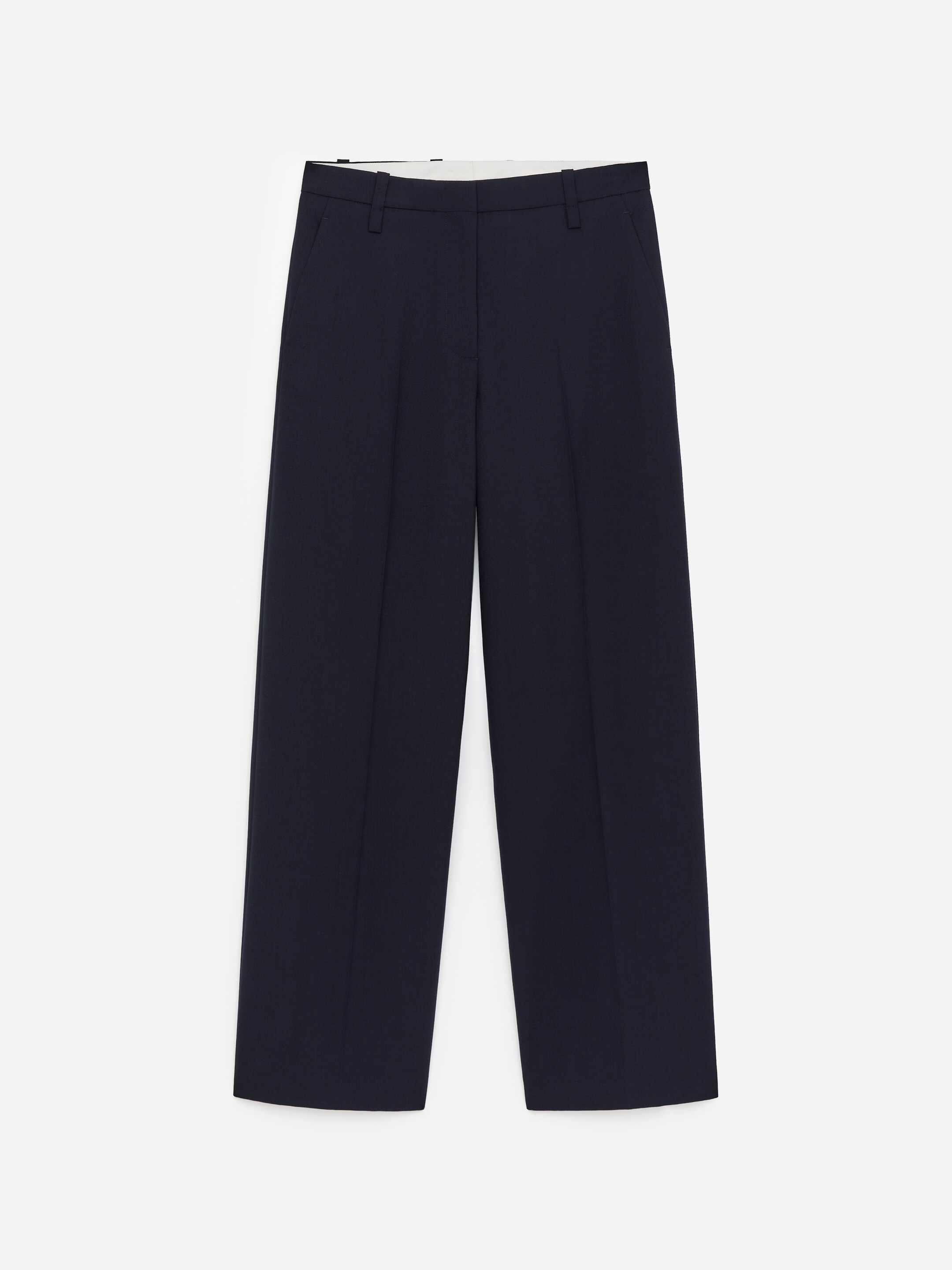 Agrandir l'image: Un pantalon bleu foncé est présenté de face, avec une ceinture plate dotée de passants pour ceinture et des poches latérales inclinées. Des plis de repassage descendent au centre de chaque jambe large, et le tissu présente un tissage subtil en hopsack.