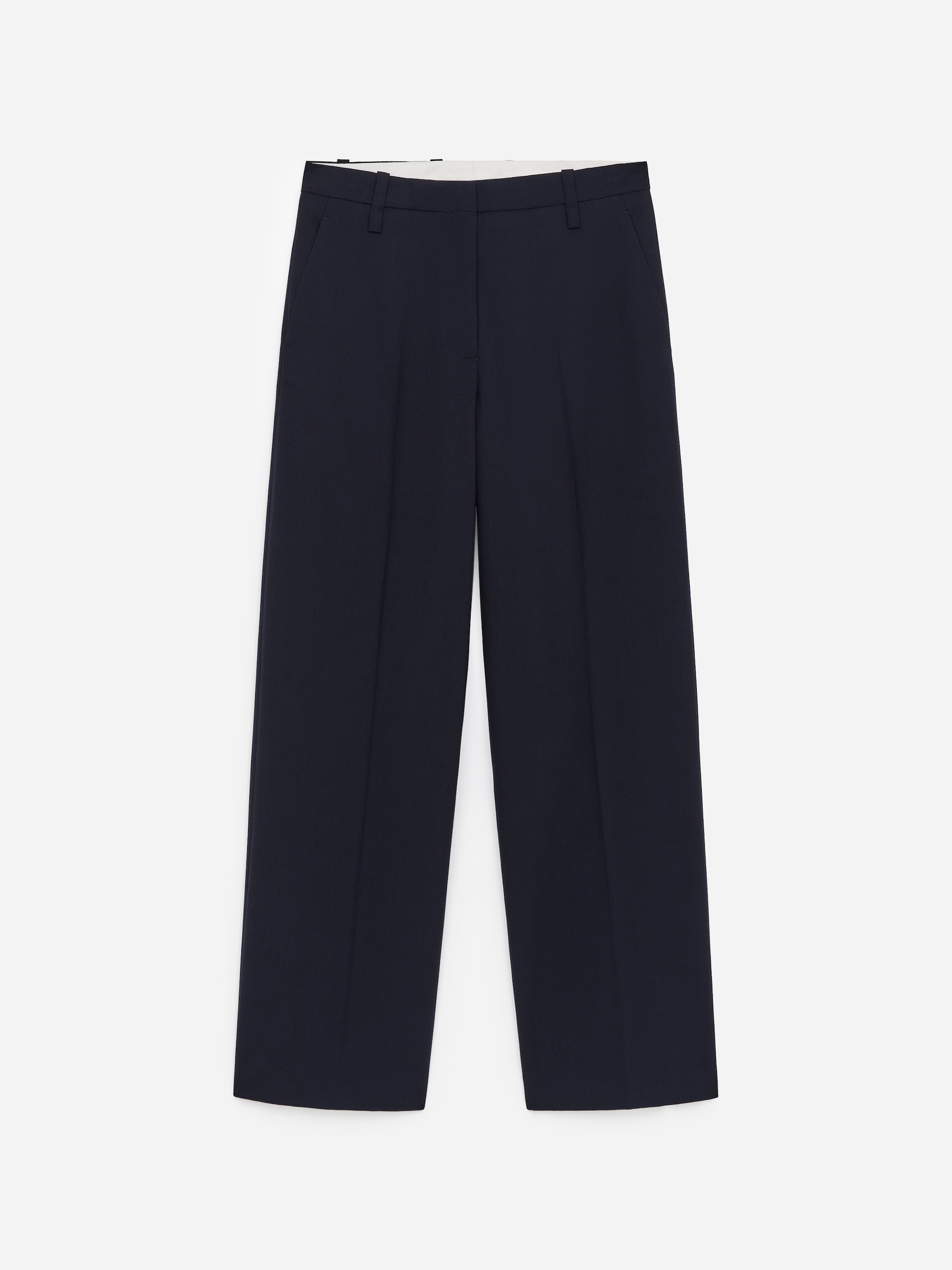 Agrandir l'image: Un pantalon bleu foncé est présenté de face, avec une ceinture plate dotée de passants pour ceinture et des poches latérales inclinées. Des plis marqués descendent au centre de chaque jambe large, et le tissu présente un tissage subtil en hopsack.