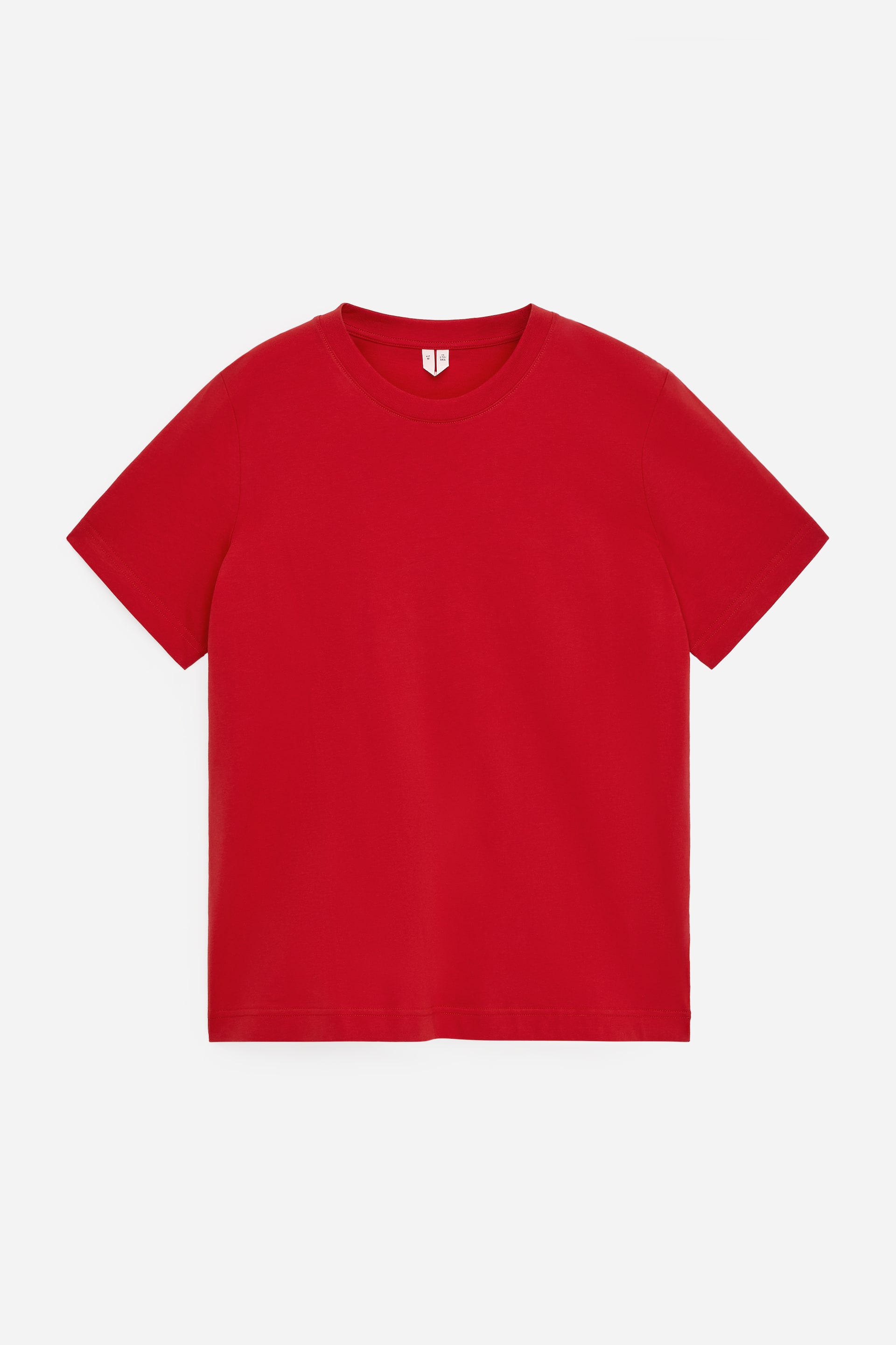 Grösseres Bild ansehen: Ein rotes T-Shirt wird von vorne gezeigt, mit einem gerippten Rundhalsausschnitt und kurzen Ärmeln. Der glatte Stoff präsentiert eine gerade, nicht figurbetonte Silhouette.