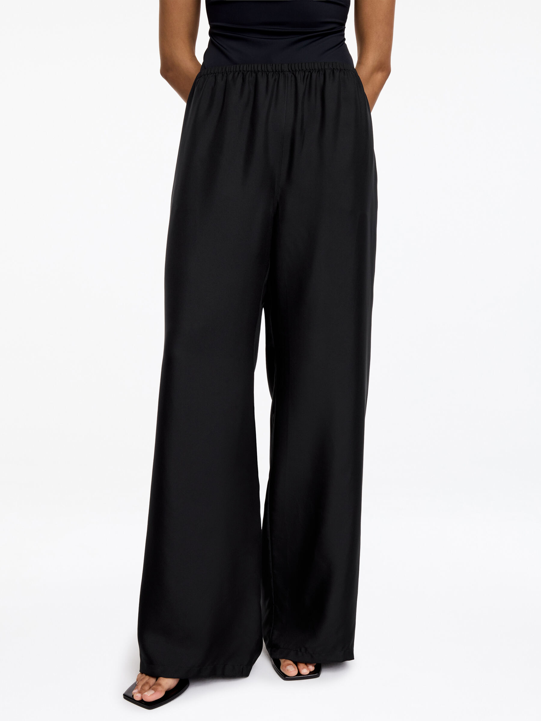 Hose aus Seidentwill - Schwarz - Loose Fit - Women - StillMedia/Lookbook - 3