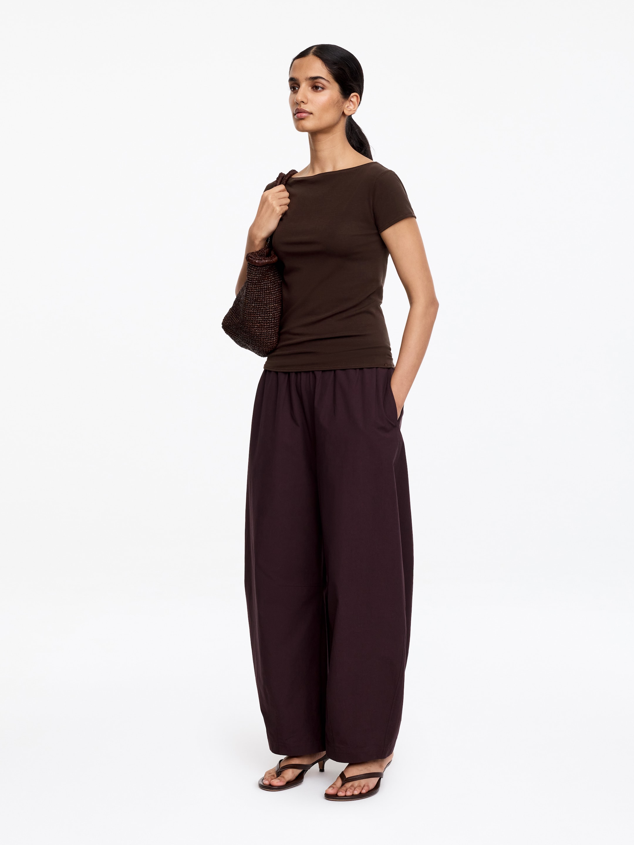 Stretch-T-Shirt mit U-Boot-Ausschnitt - Dunkelbraun - Slim Fit - Damen - StillMedia/Lookbook - 3