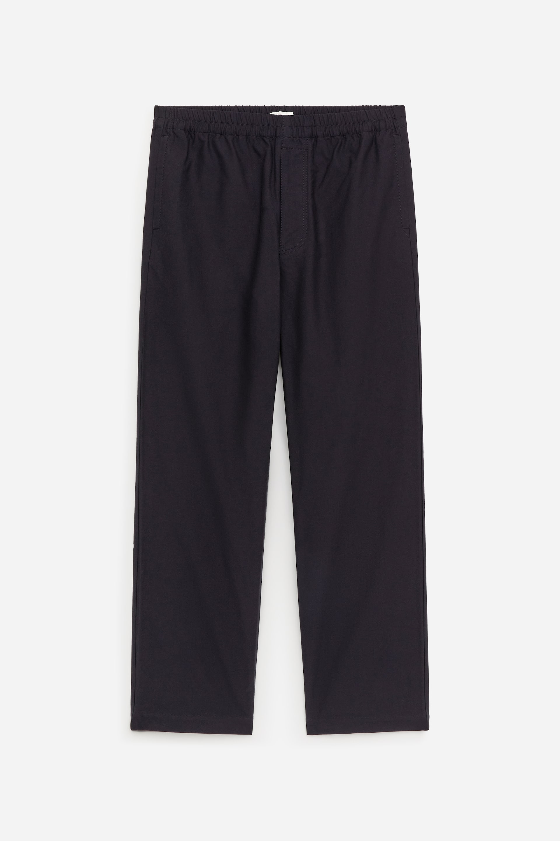Grotere afbeelding bekijken: De donkerblauwe broek wordt gepresenteerd met een vooraanzicht, een elastische tailleband, zijnaadzakken en een recht pijpdesign.