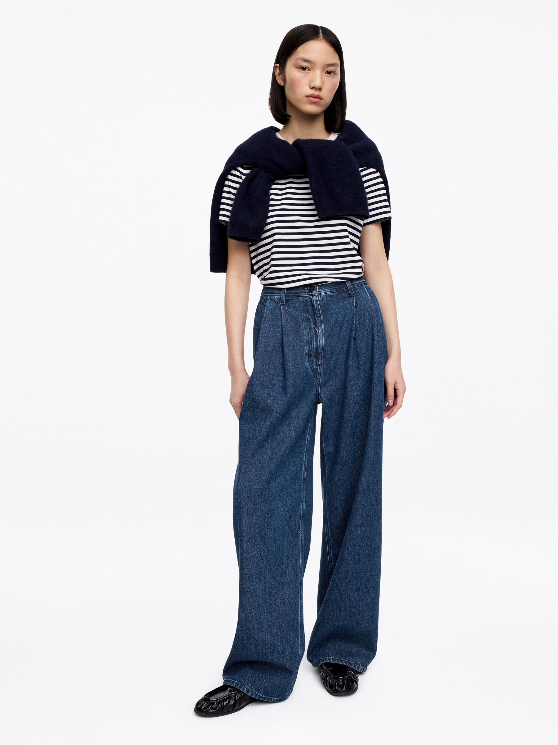 Szerokie jeansy z zakładkami - Niebieski - Fason swobodny - Women - StillMedia/Lookbook - 4