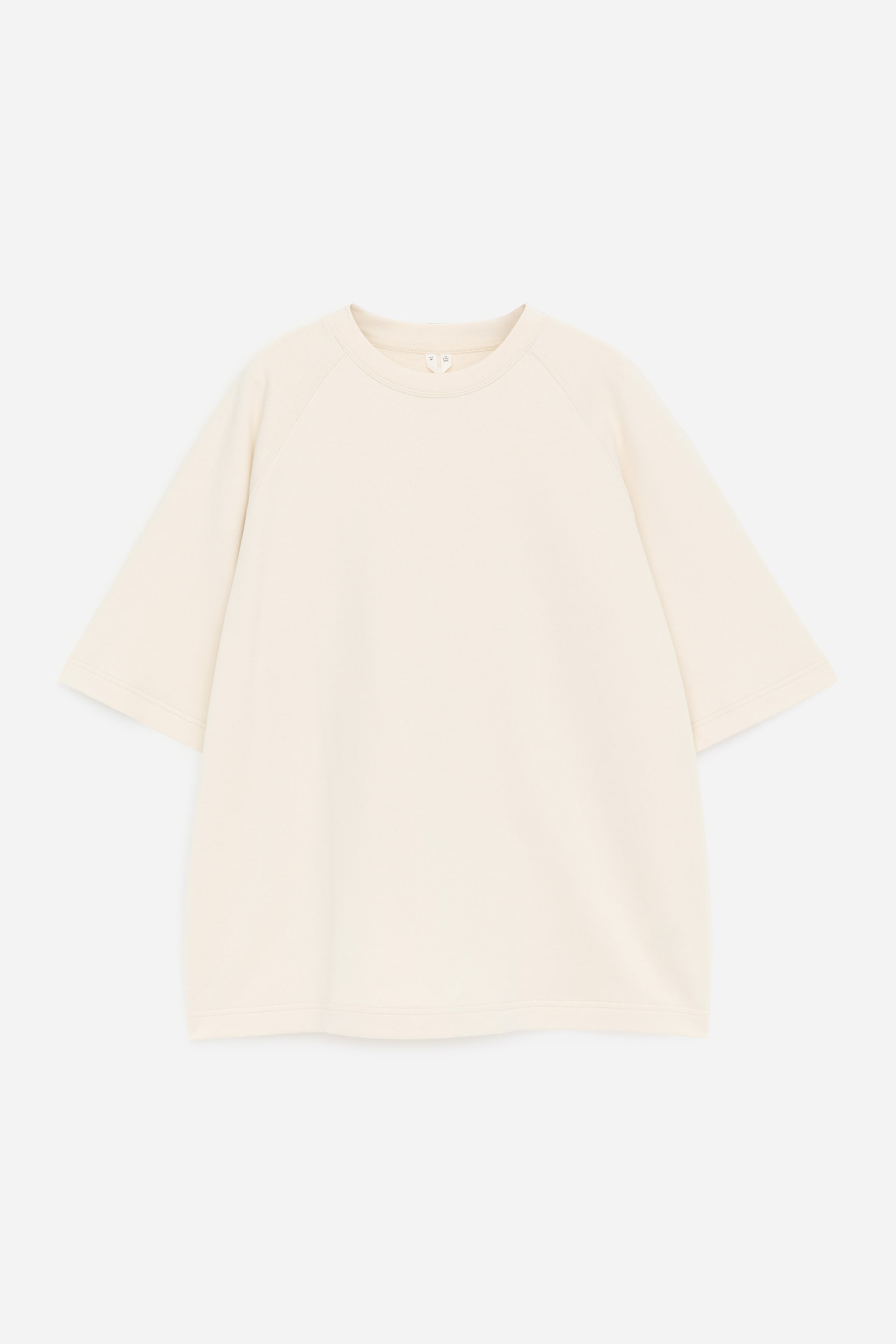 Se større billede: FORAN. En off-white t-shirt med rund halsudskæring og ribkant. Den har raglan korte ærmer og en lige kant.