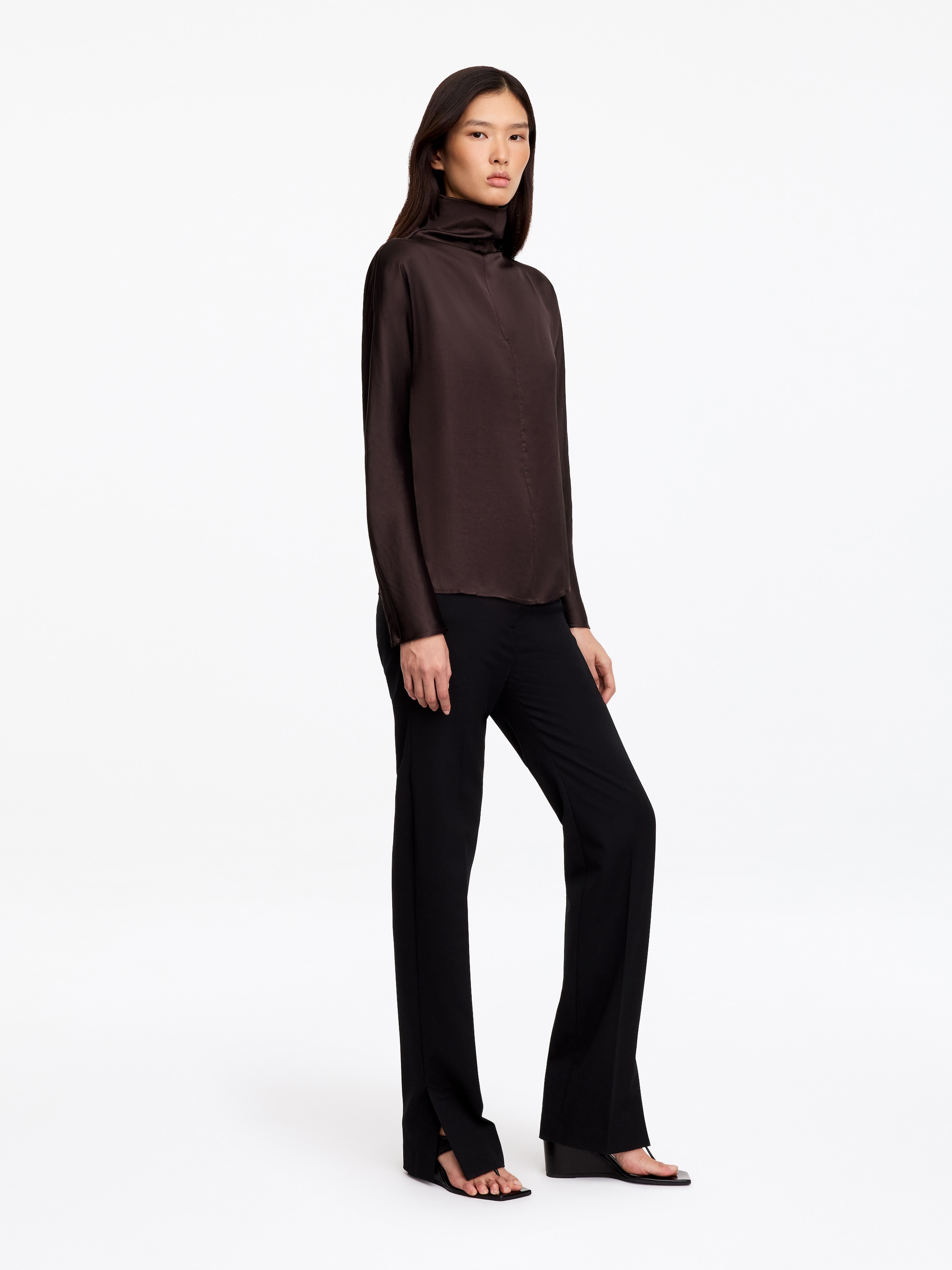 Top de satén con cuello alzado - Marrón oscuro - Corte ajustado - women - StillMedia/Lookbook - 9