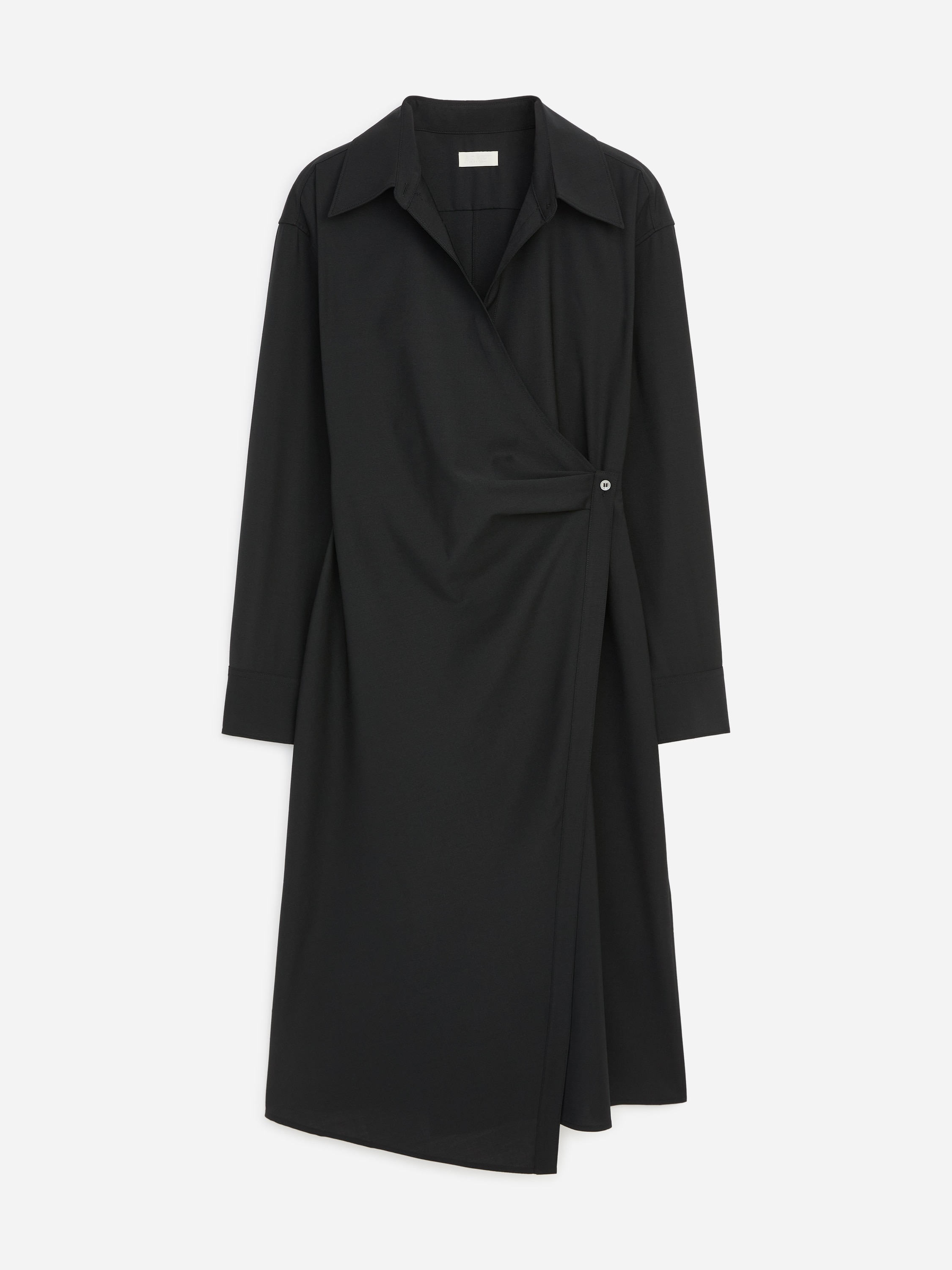 Ein schwarzes Wickelkleid in Knielänge mit Hemdkragen, langen Ärmeln und seitlichem Verschluss wird vom Model getragen. Das Model trägt außerdem schwarze Stiefel in Knöchellänge und hält eine schwarze Clutch.