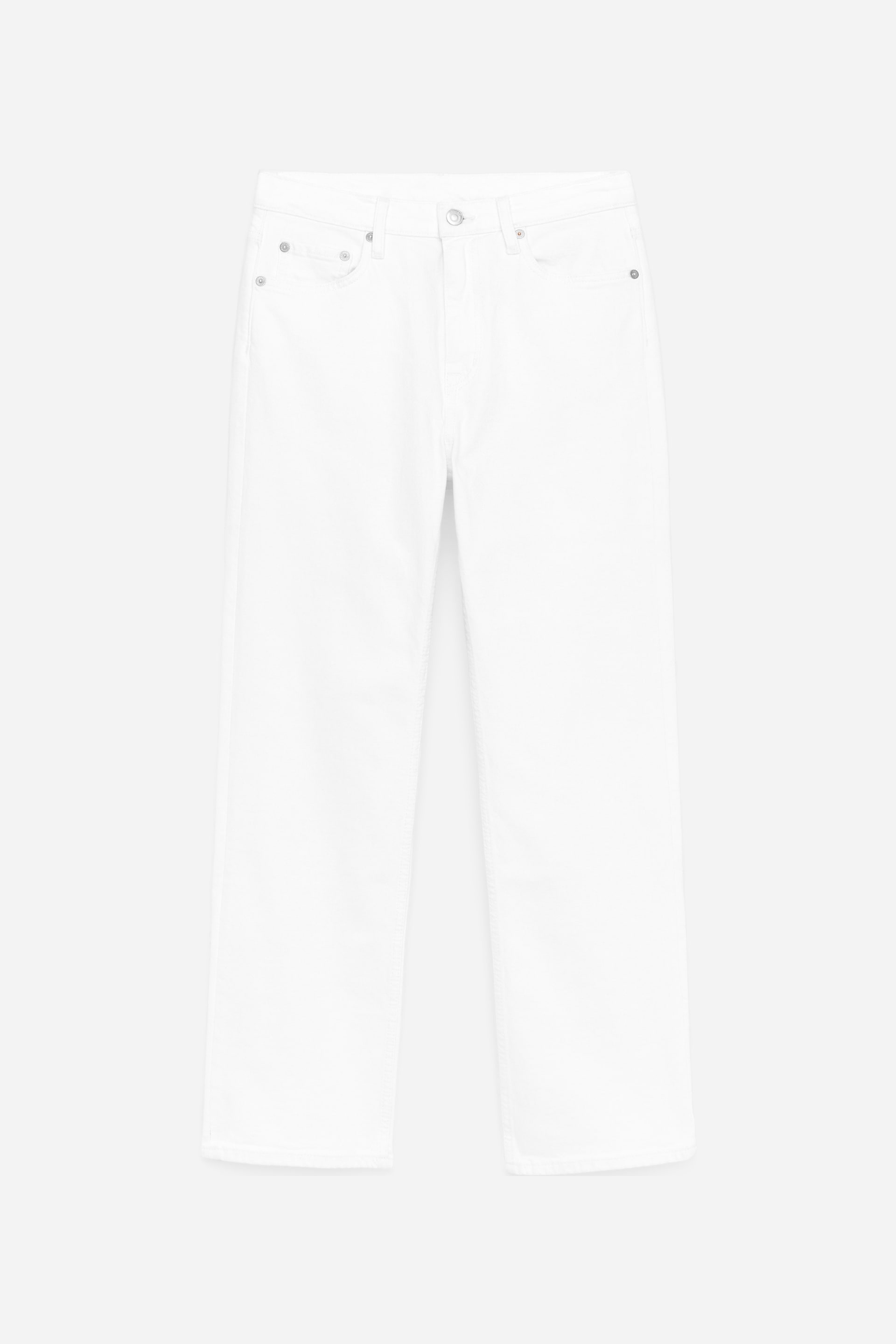 Größeres Bild ansehen: Die weißen Jeans werden von vorne präsentiert und zeigen eine mittelhohe Taille, eine schlanke Silhouette und konisch zulaufende, verkürzte Beine, mit sichtbarem Reißverschluss und Fronttaschen.