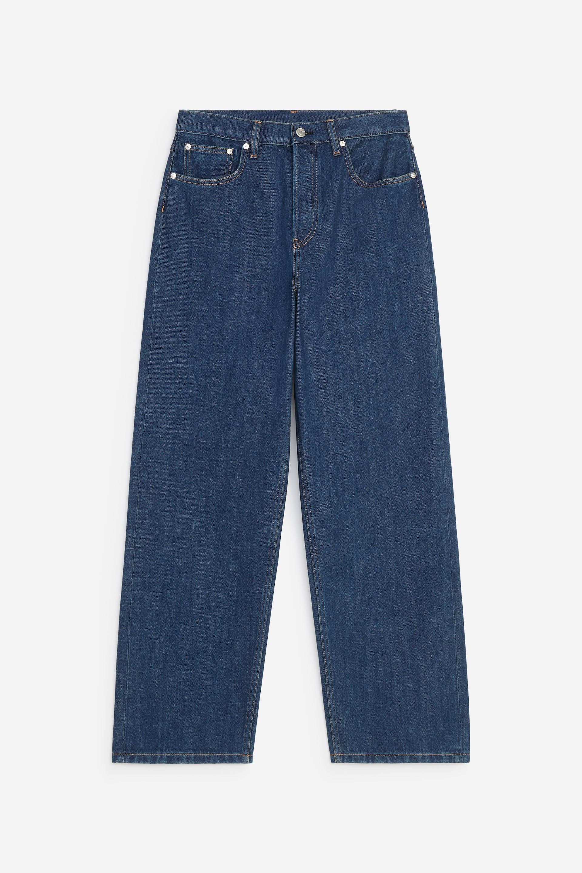 Grotere afbeelding bekijken: Een paar donkerblauw gewassen jeans met wijde pijpen is van voren afgebeeld en toont een hoge taille en een losse, rechte silhouet. De jeans heeft een klassieke vijfzakkenconstructie met contrasterende stikselafwerking en een tailleband met knoopsluiting.