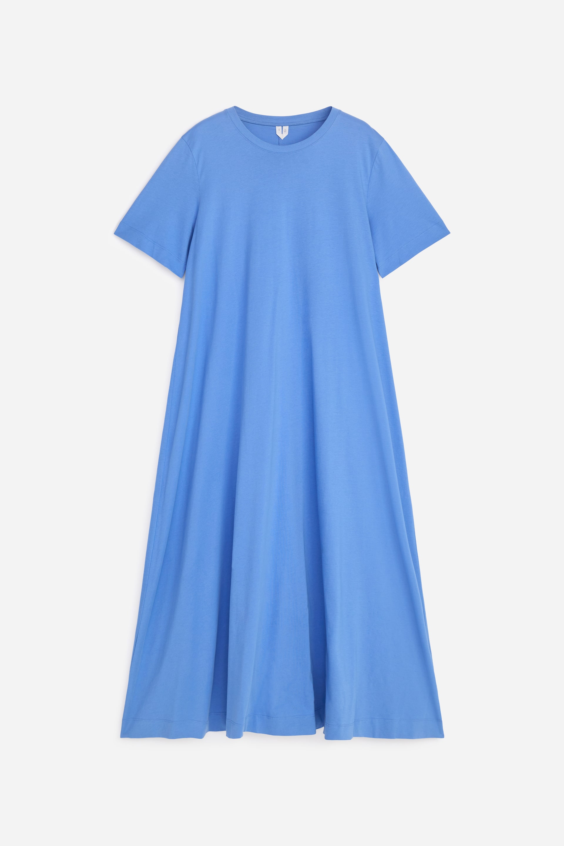 Visa större bild: En blå maxi T-shirt-klänning tillverkad av bomullsjersey presenteras framifrån, med en rund halsringning avslutad med ribbad kant. Den har även korta ärmar, en flytande maxi-längd silhuett och en ren mittsöm bak.