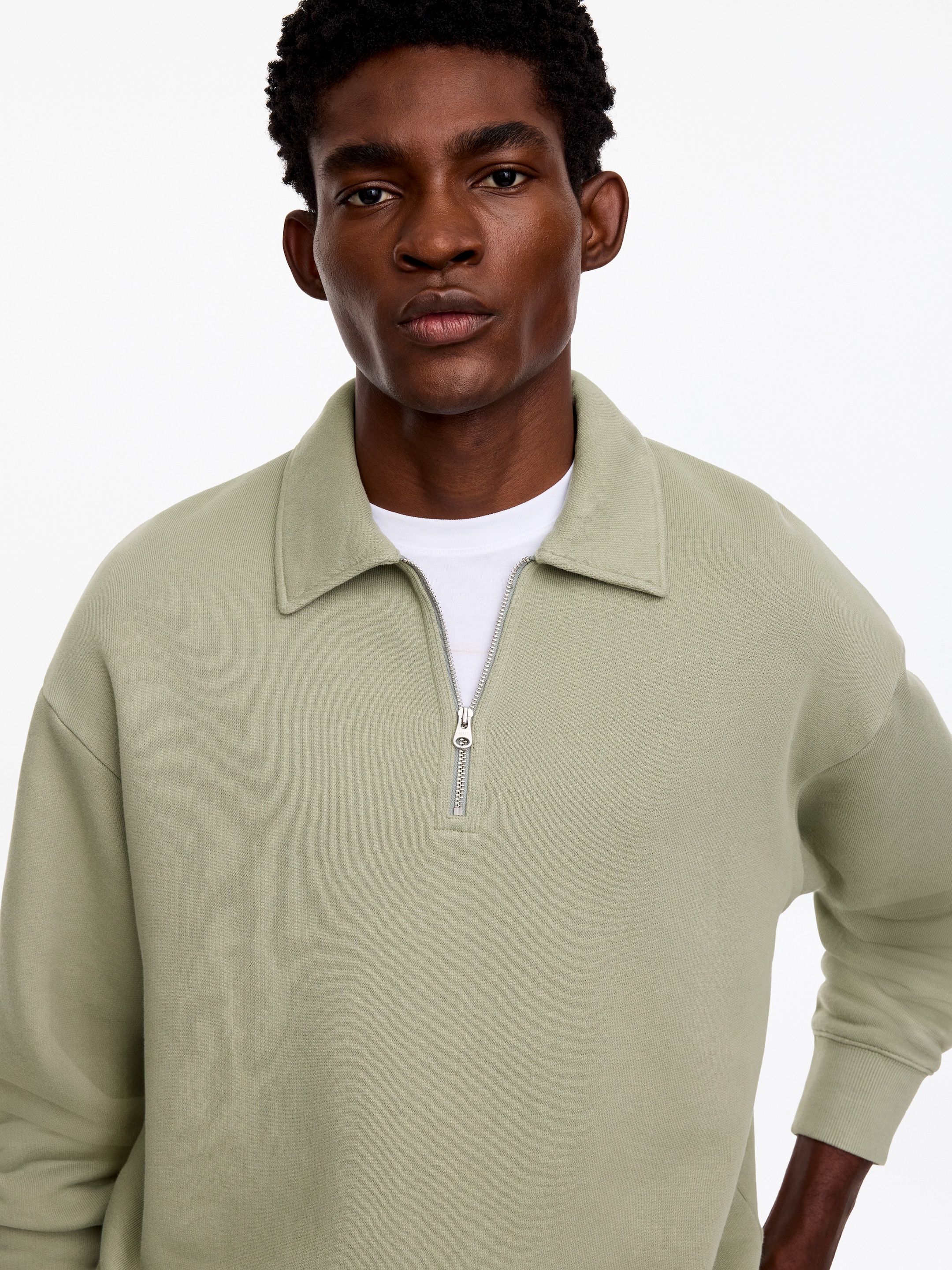 Sweatshirt aus Baumwolle mit kurzem Reißverschluss - Blasses Khakigrün - Regular Fit - men - StillMedia/Lookbook - 5