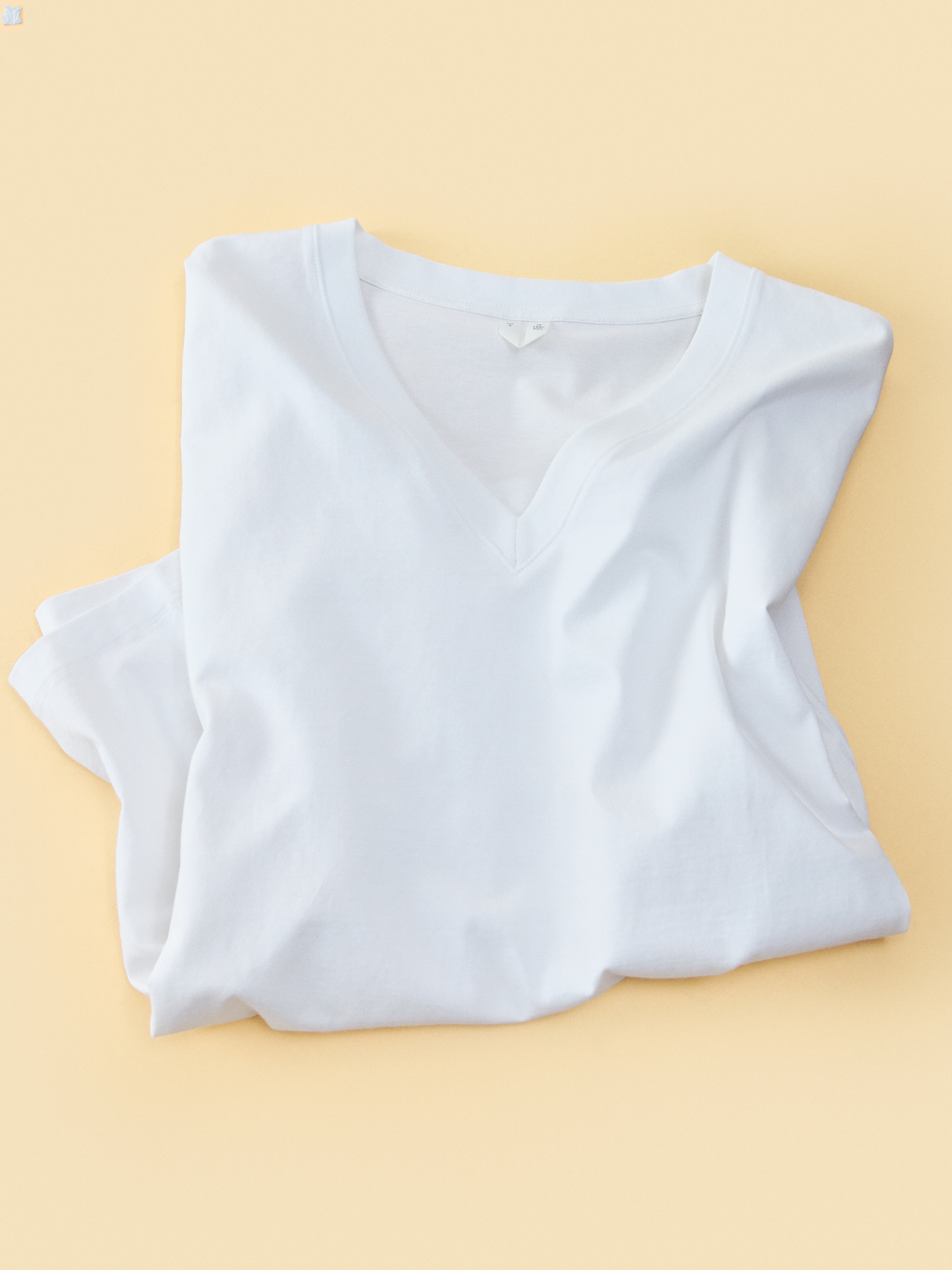 Luźny T-shirt z wycięciem w szpic - Biały - Luźny fason - Women - StillMedia/Environmental - 1