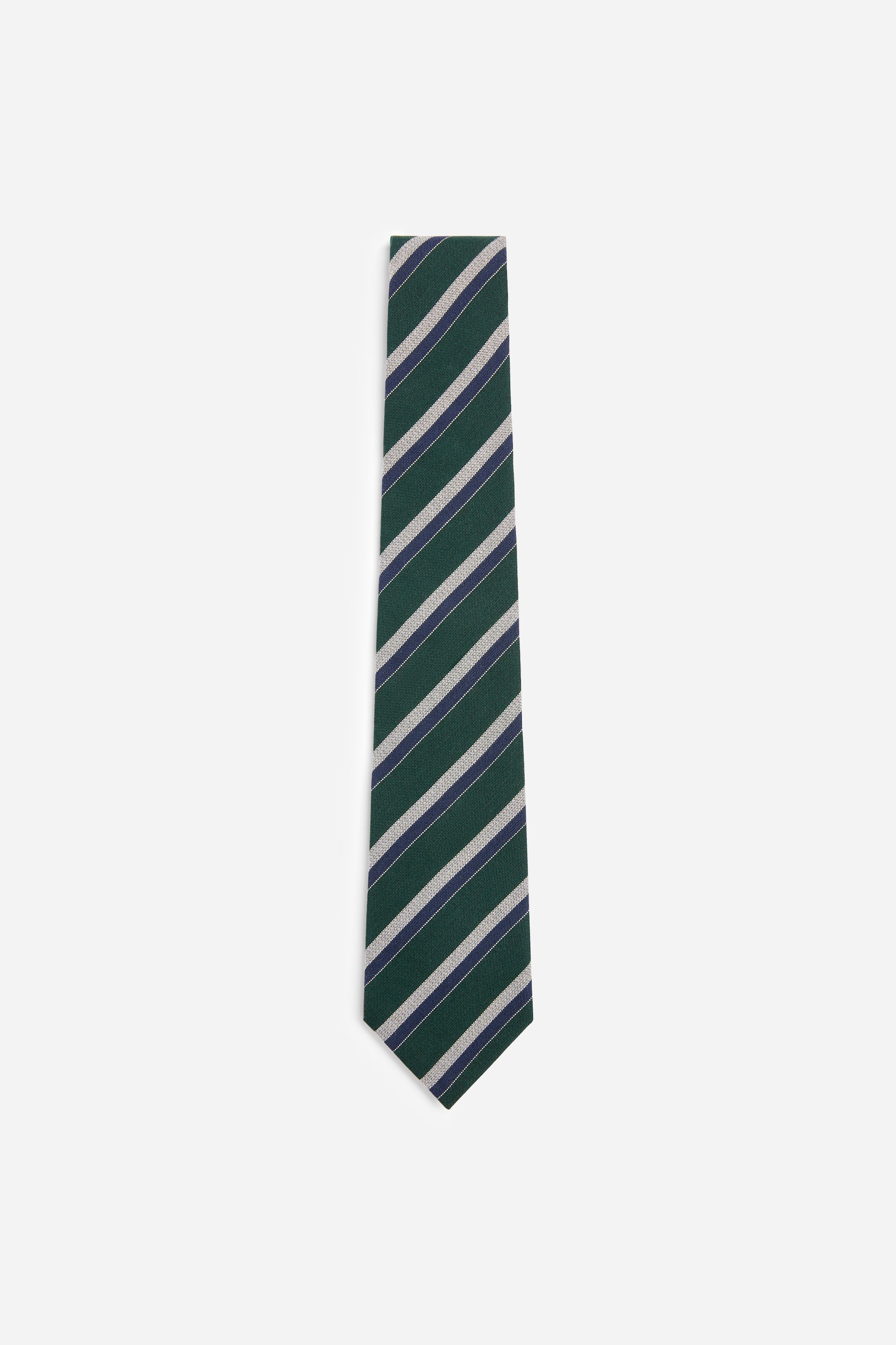 Visualizza immagine più grande: Una cravatta è mostrata frontalmente, con strisce diagonali in verde scuro, blu scuro e grigio chiaro.