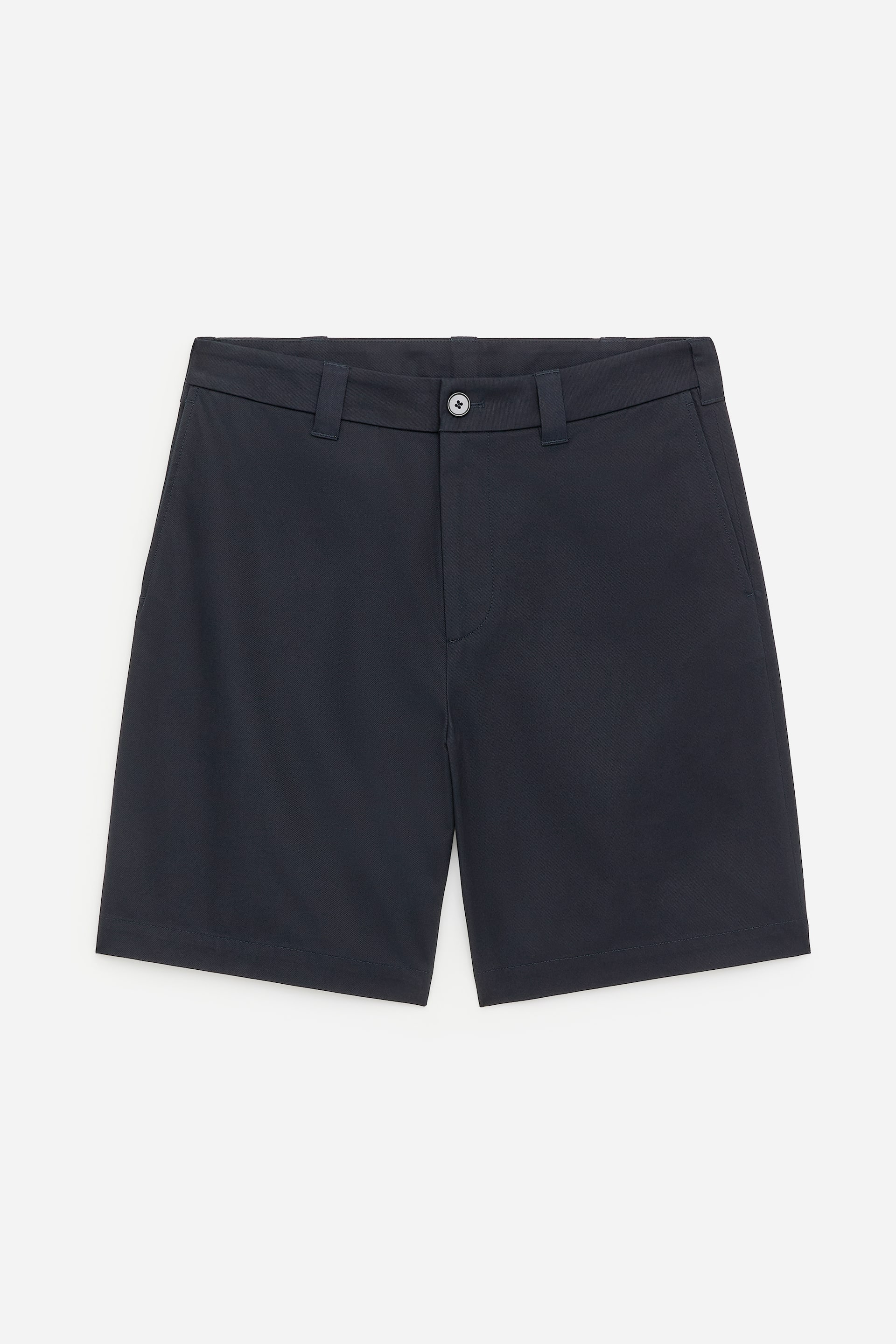 Größeres Bild anzeigen: Ein Paar marineblaue Shorts ist von vorne zu sehen, mit einem flachen Bund mit Gürtelschlaufen und einem einzelnen Knopfverschluss, sowie seitlichen Eingrifftaschen und gerade geschnittenen Beinen.