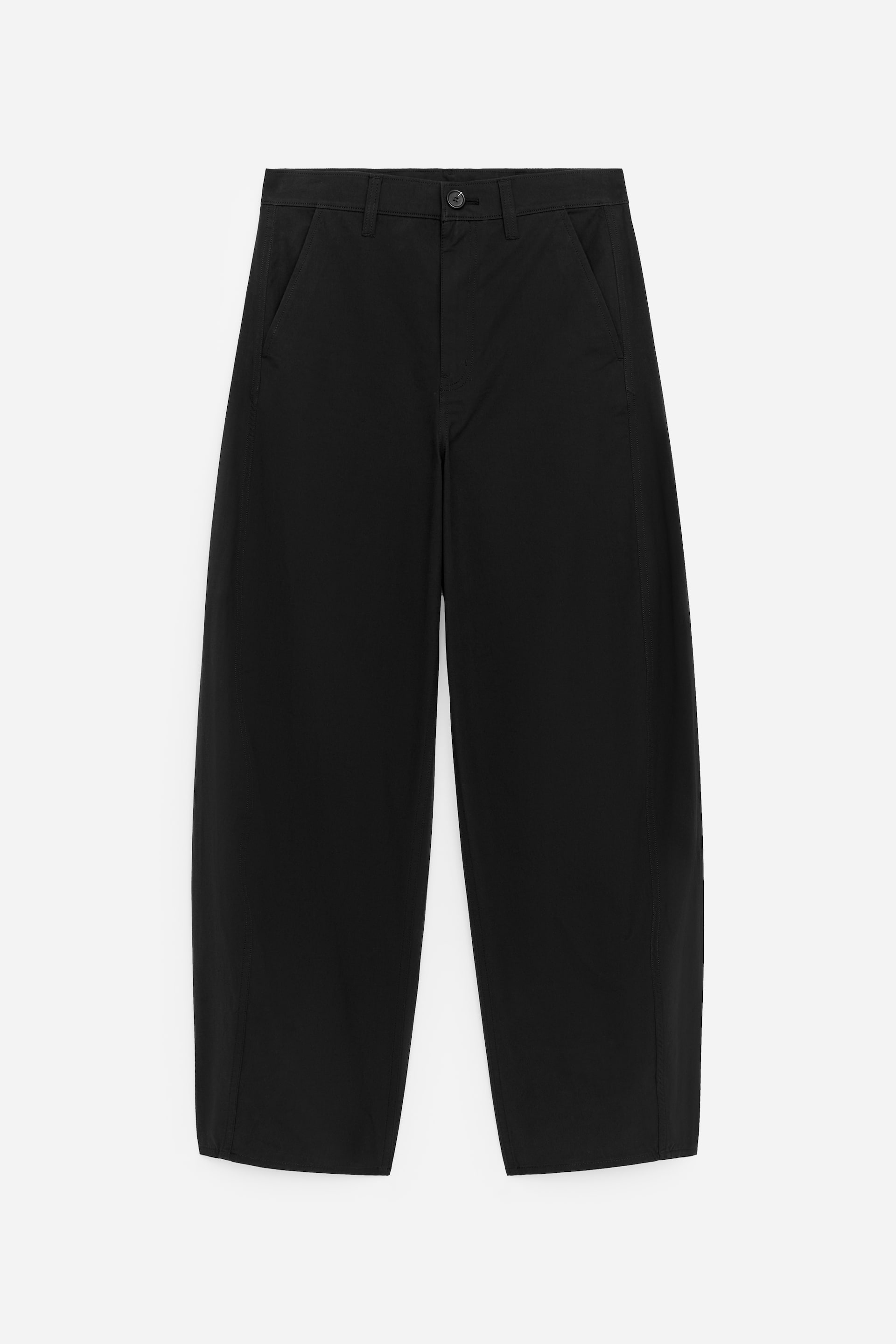 Ver imagen más grande: Pantalones de algodón ligero presentados en vista frontal, con piernas en forma de barril y cintura de altura media. Están diseñados con bolsillos laterales inclinados y un cierre visible de botón y cremallera.