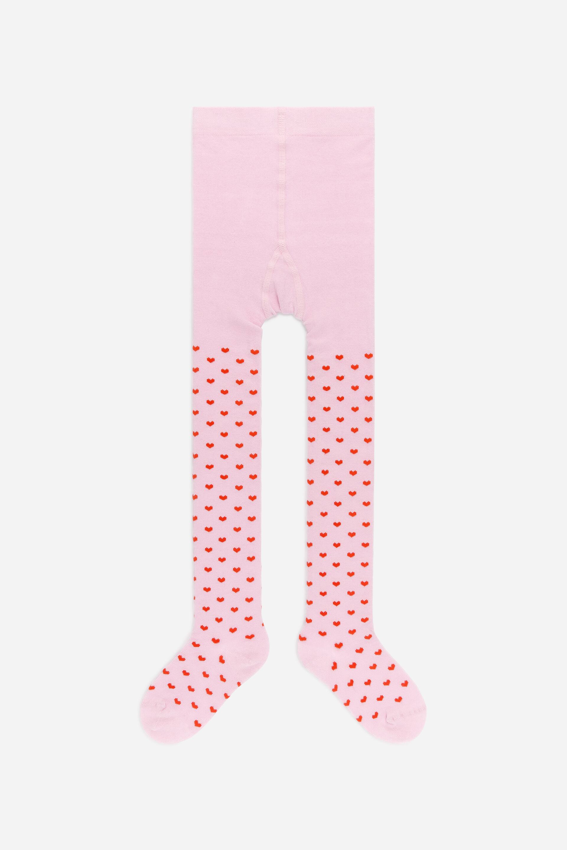 Nagyobb kép megtekintése: Rózsaszín harisnyanadrág elölről látható, amelynek felső része egyszínű rózsaszín, míg az alsó lábszárakat, sarkakat és lábujjakat apró piros szívek mintája borítja. A deréknál rugalmas szalag látható, a sarok és a lábujjak területe pedig megerősített.