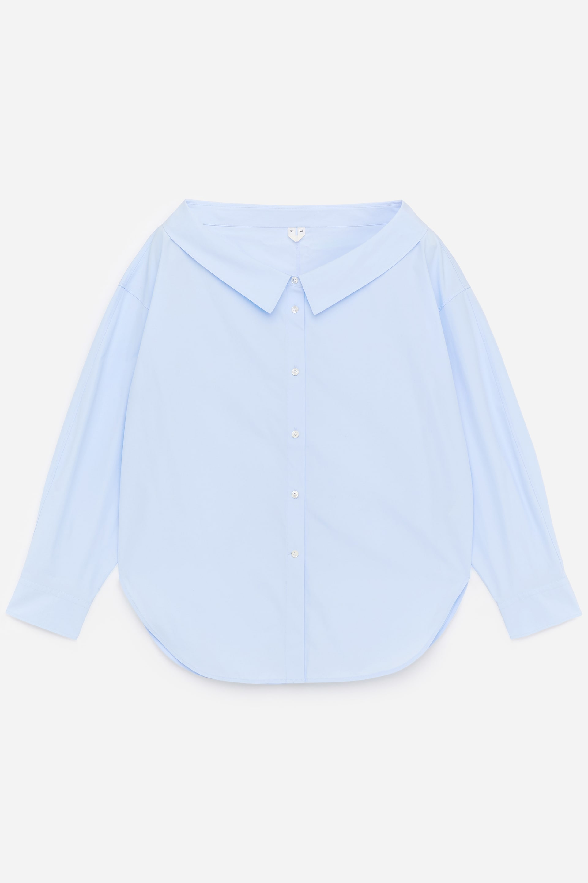 Visualizza l'immagine ingrandita: Una blusa in cotone azzurro chiaro presenta un colletto aperto e ampio e un'abbottonatura frontale, presentata di fronte. È progettata con maniche lunghe scolpite che terminano in polsini con bottoni e un orlo curvo.