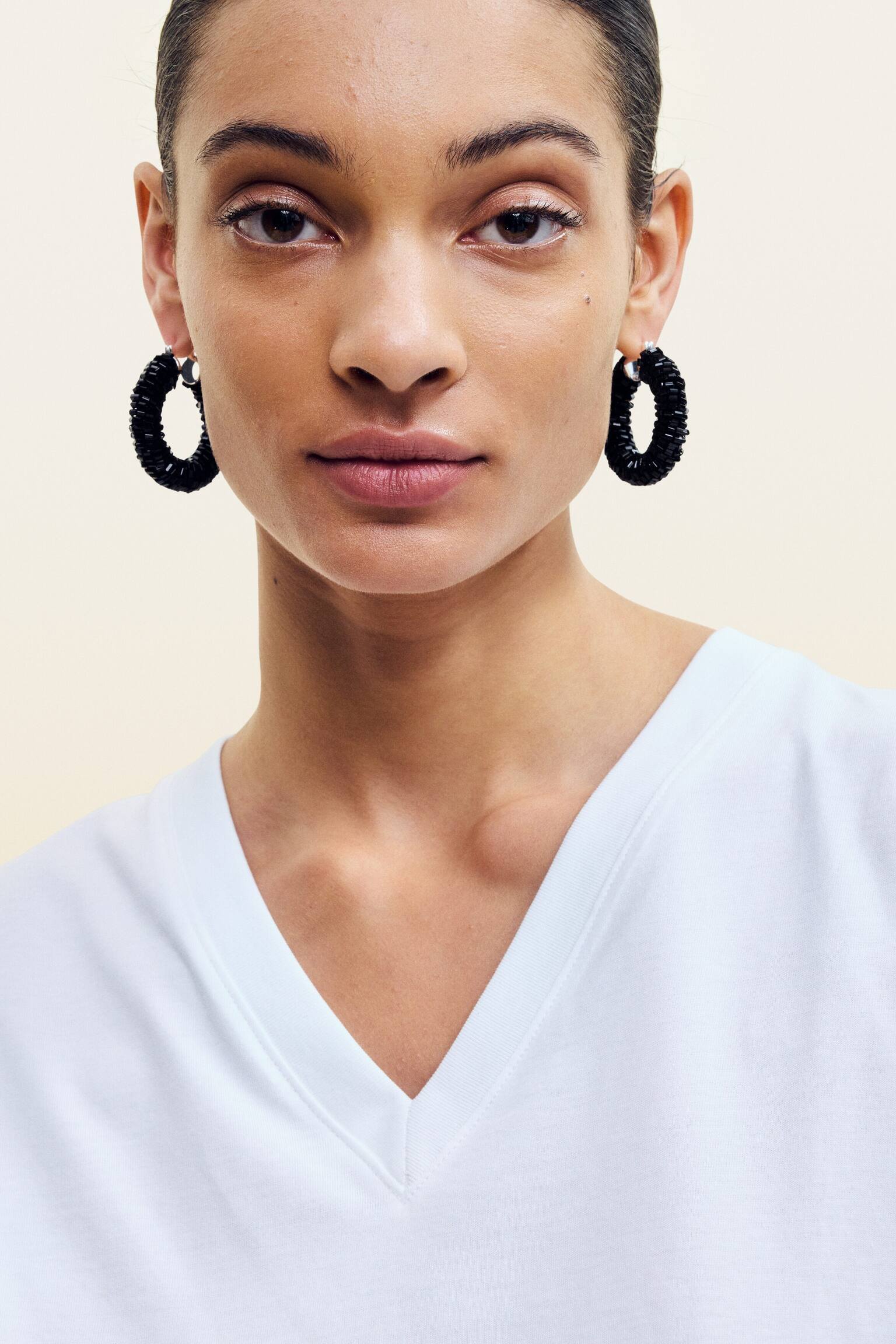 T-shirt con scollo a V - Bianco/Nero/Rosa chiaro - 9