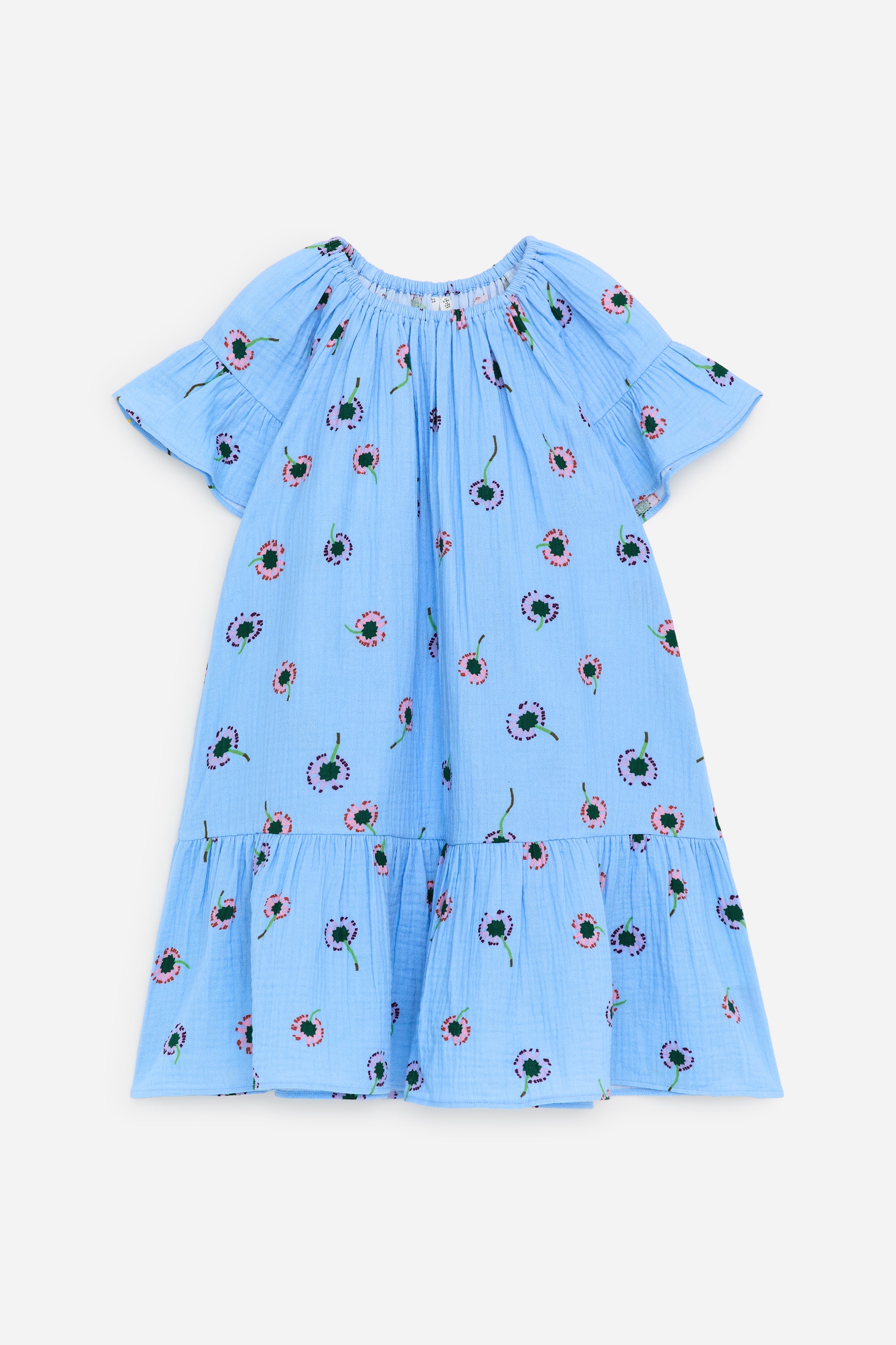 Zobrazit větší obrázek: Světle modré mačkané šaty jsou zobrazeny zepředu, s celoplošným stylizovaným květinovým potiskem v růžové, fialové a zelené barvě. Jsou navrženy s řaseným kulatým výstřihem, krátkými nabíranými rukávy a stupňovitým volánem u lemu.