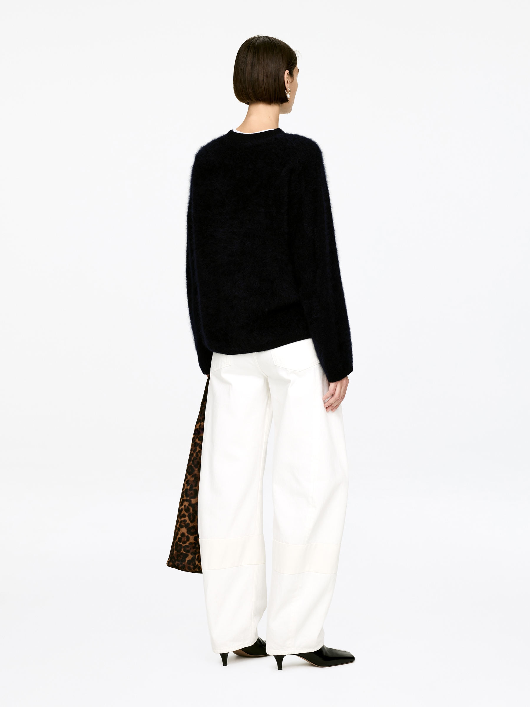 Pullover aus reinem, gebürstetem Kaschmir​ - Schwarz - Loose Fit - Damen - StillMedia/Lookbook - 3