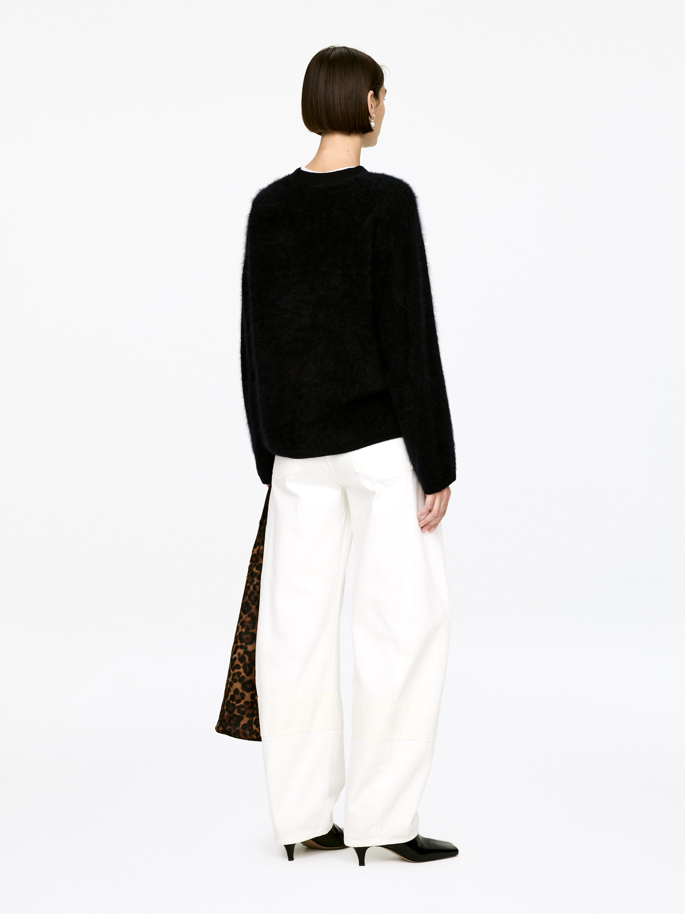 Pullover aus reinem, gebürstetem Kaschmir​ - Schwarz - Loose Fit - Women - StillMedia/Lookbook - 3