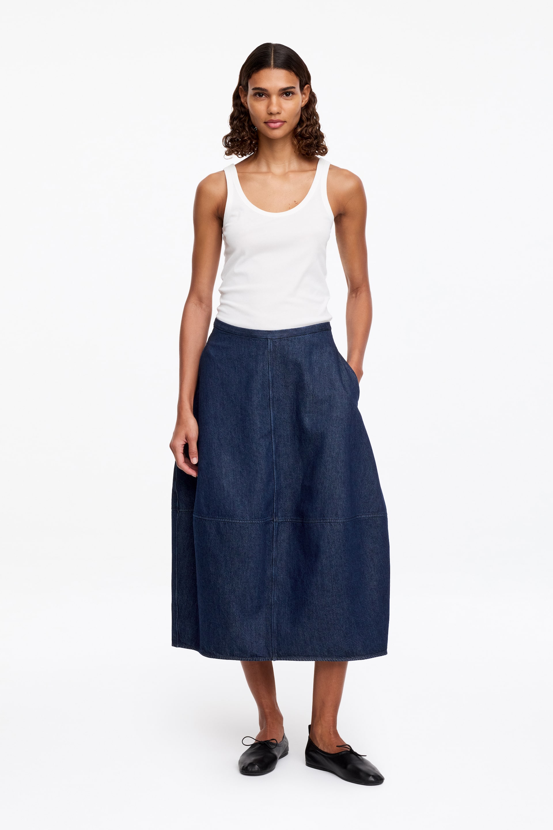 Näytä suurempi kuva: Valkoinen ribbineulottu toppi esitetään edestä, näyttää pyöreän pääntien ja istuvan siluetin.