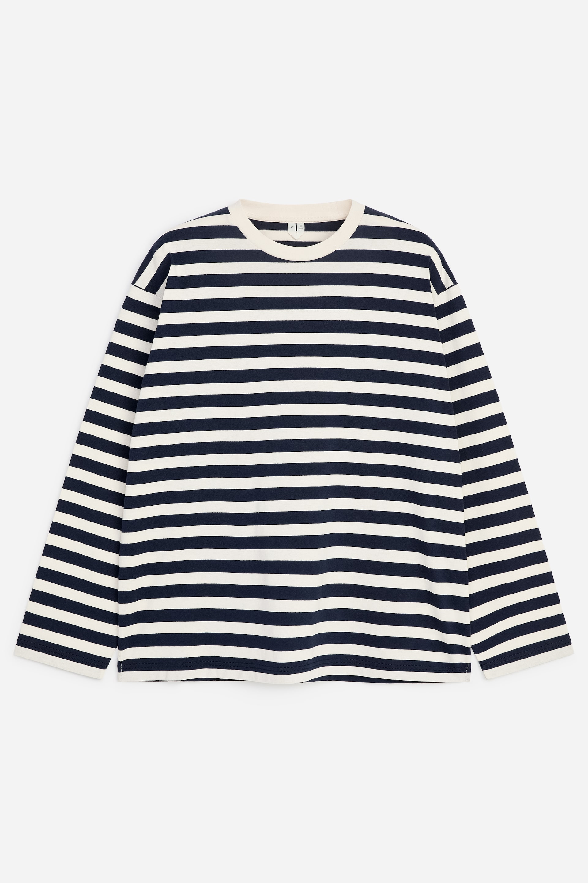 Grotere afbeelding bekijken: Een T-shirt met lange mouwen met een patroon van horizontale marineblauwe en gebroken witte strepen. Het is ontworpen met een ronde halsstijl, gedetailleerd met een geribde afwerking bij de halslijn en afgewerkt met korte splitjes aan de zijkanten.