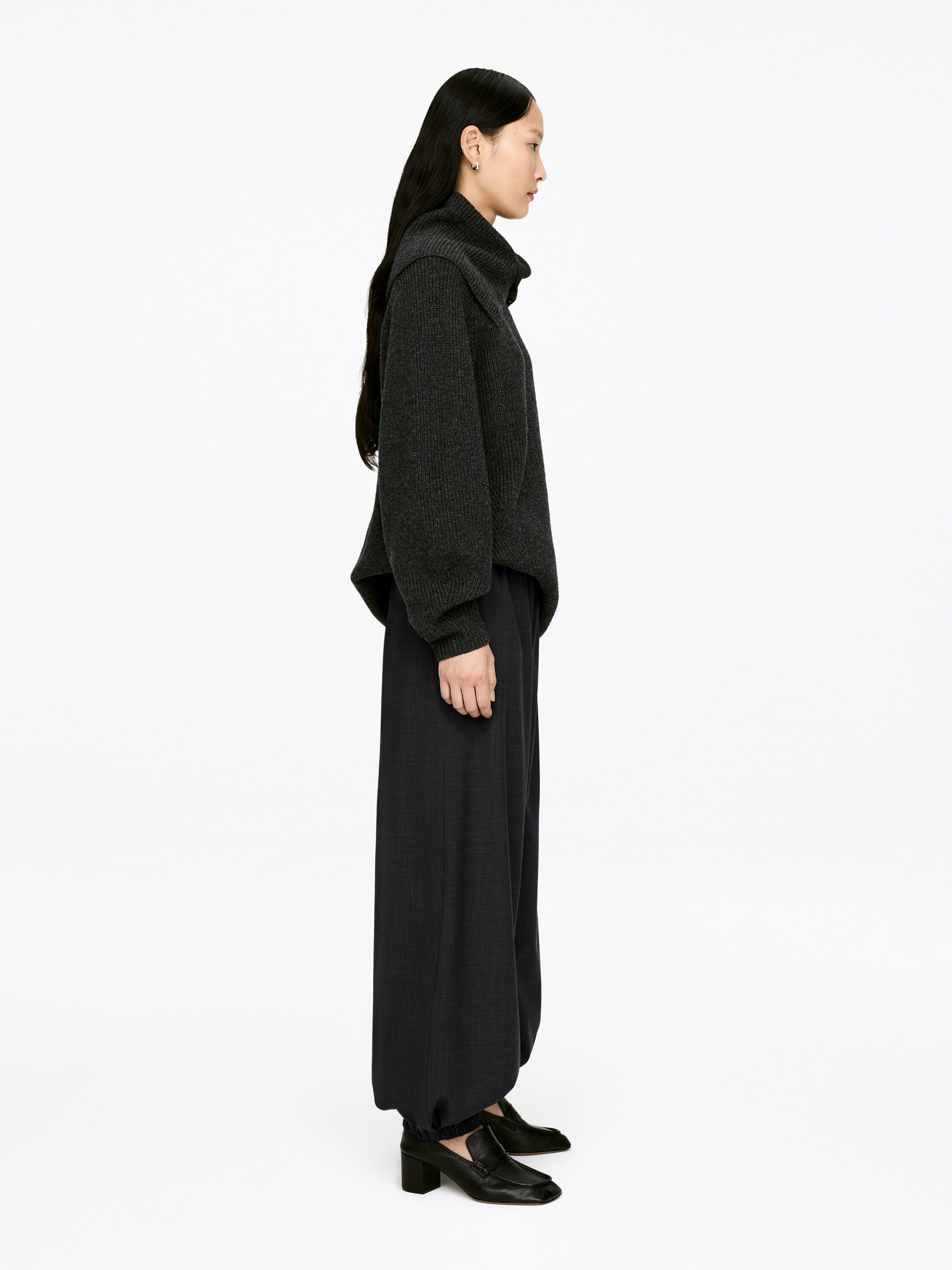 Barrel-Leg Trousers - Dark Grey - Relaxed fit - Women - StillMedia/Lookbook - 4