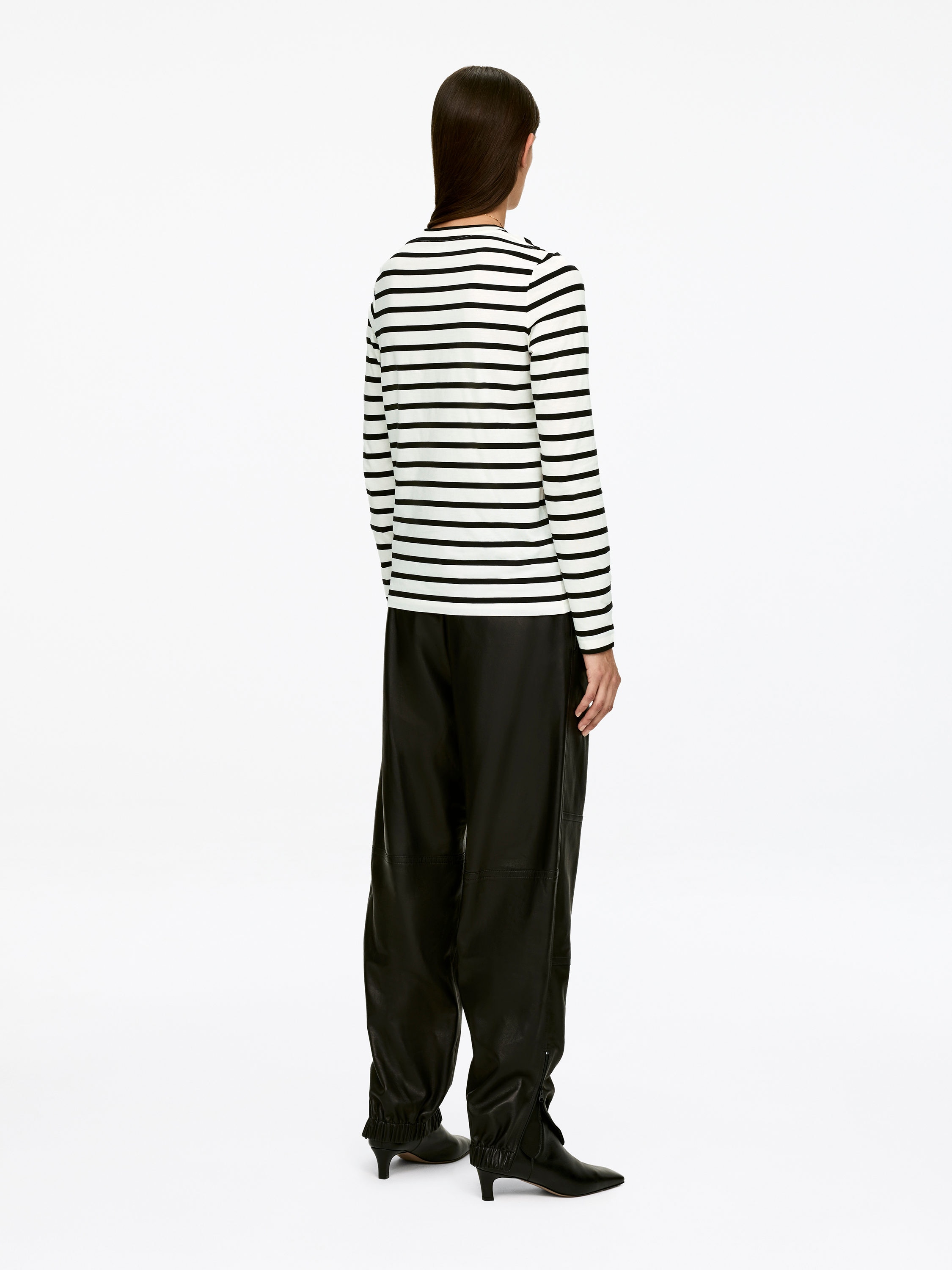 IRIS Signature Long-Sleeve T-Shirt - Off White/Black - Regular fit - Women - StillMedia/Lookbook - 17