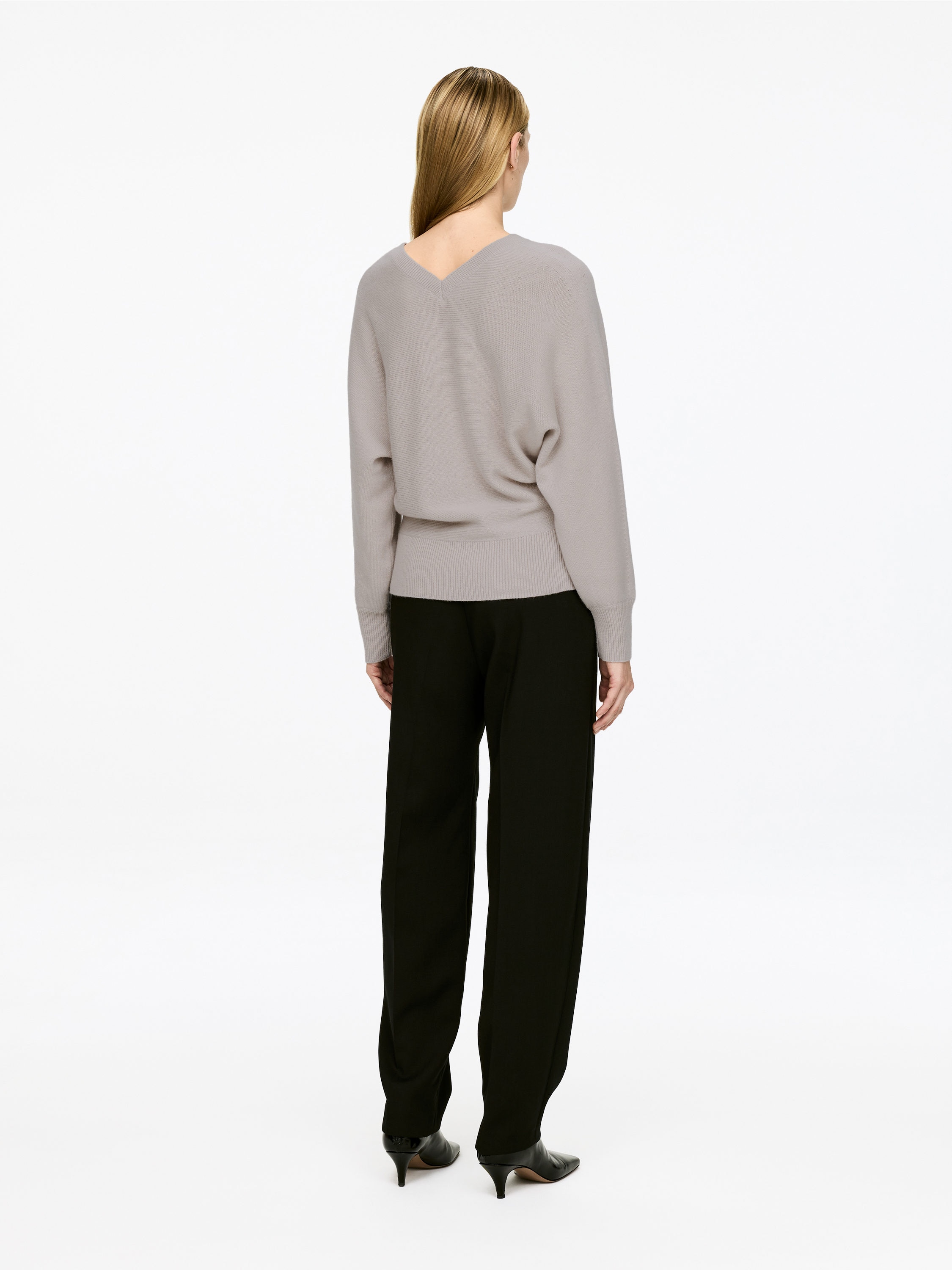 Pure Cashmere V-Neck Jumper - Grey - Regular fit - Women - StillMedia/Lookbook - 4