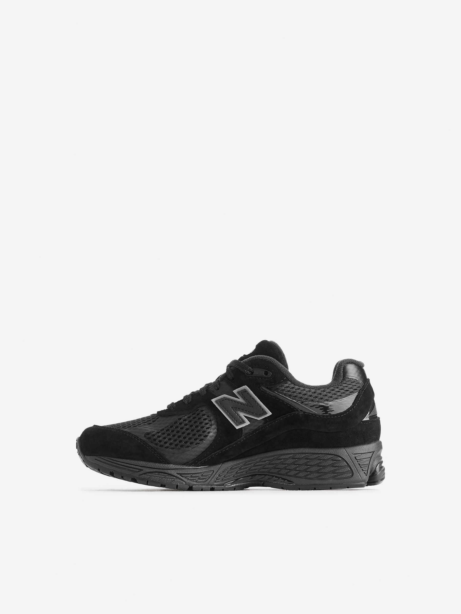 New Balance 2002R Trainers - Black - Women - StillMedia/DescriptiveStillLife - 1