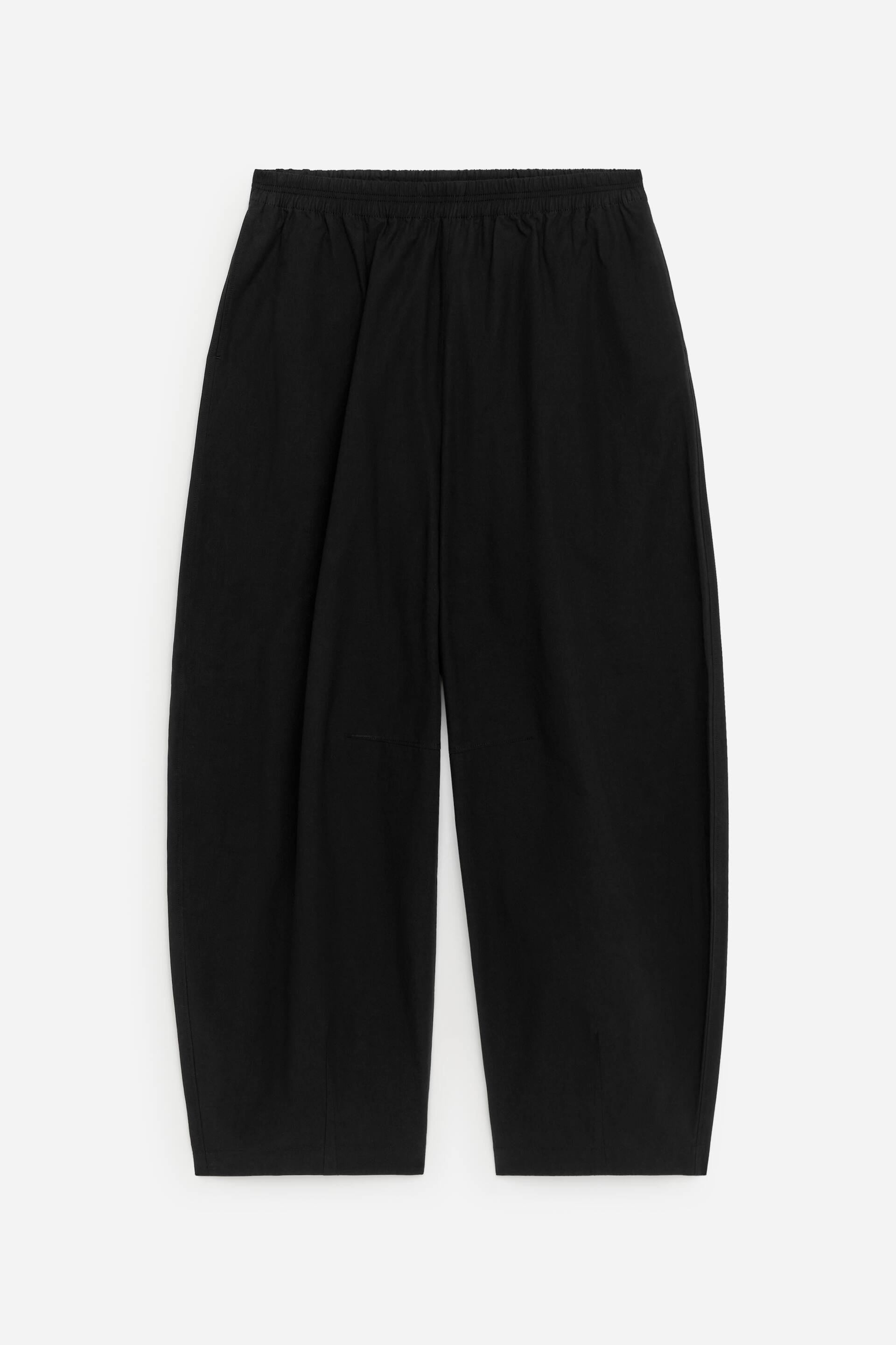 Vezi imaginea mai mare: Pantalonii FRONT cu croială largă de tip "barrel-leg" sunt prezentați, confecționați din poplin de bumbac. Aceștia dispun de o talie elastică și buzunare laterale, cu detalii rafinate de pense care conturează picioarele largi și rotunjite.
