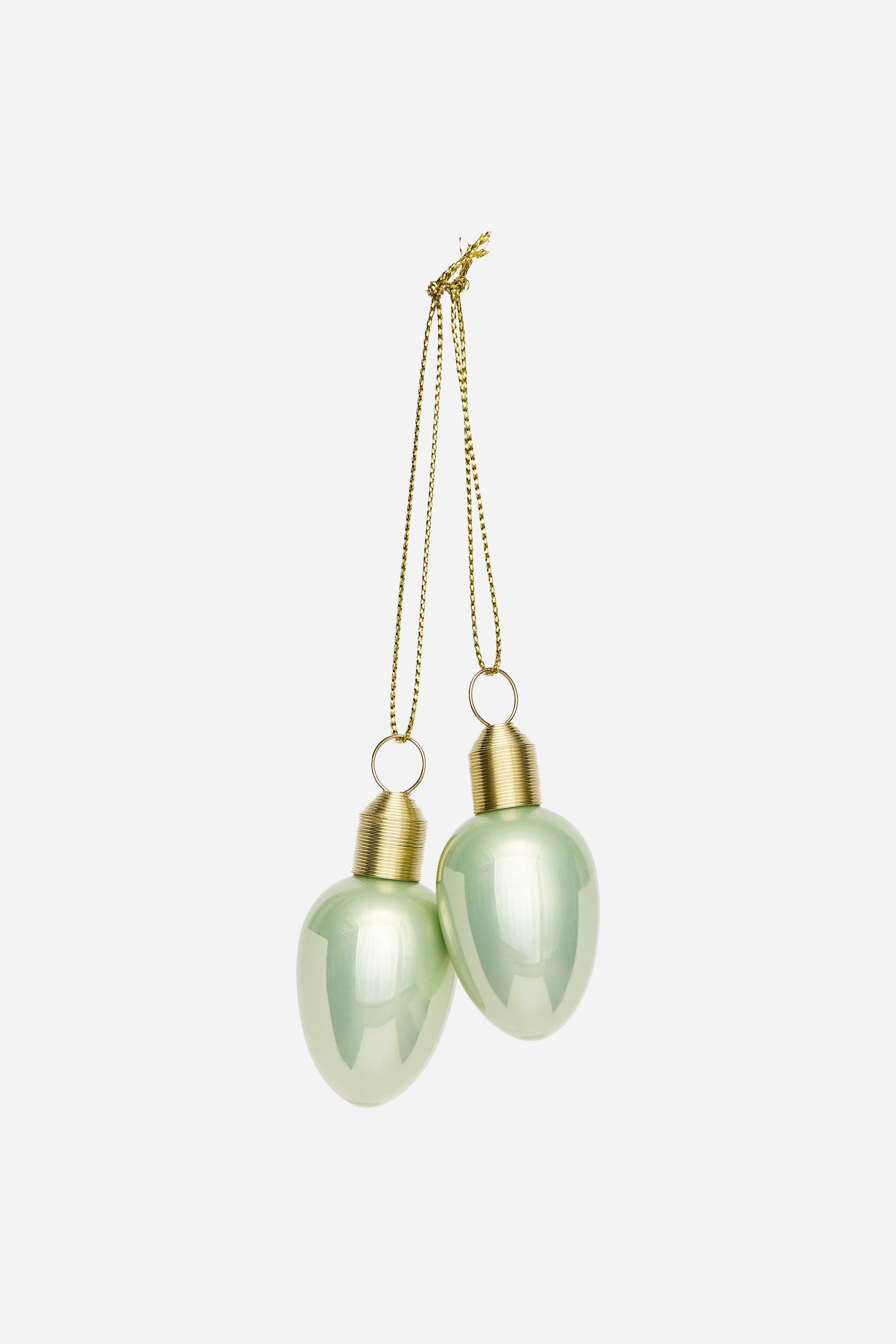 Visualizza immagine più grande: Due ornamenti verde chiaro iridescenti sono appesi, leggermente sovrapposti; ciascuno presenta una forma ovale allungata, un cappuccio zigrinato con finitura dorata e un anello per l'aggancio, e sono sospesi insieme da un cordoncino intrecciato dorato.