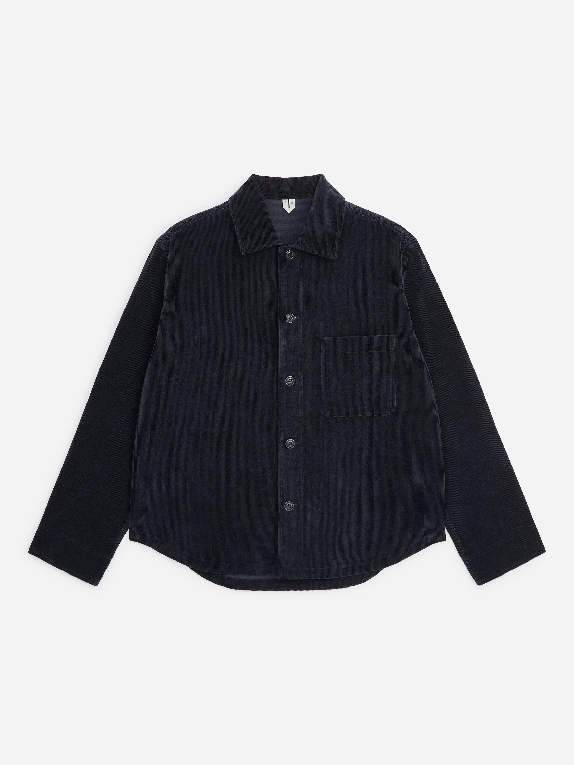 TmavomodrÃ¡ manÅ¡estrovÃ¡ overshirt s klasickÃ½m golierom, zapÃ­nanÃ­m na gombÃ­ky a veÄ¾kÃ½m nÃ¡prsnÃ½m vreckom je na modeli nosenÃ¡ rozopnutÃ¡. Overshirt je vrstvenÃ¡ cez tmavÃº vestu na gombÃ­ky a biele triÄko a je doplnenÃ¡ tmavosivÃ½mi nohavicami.