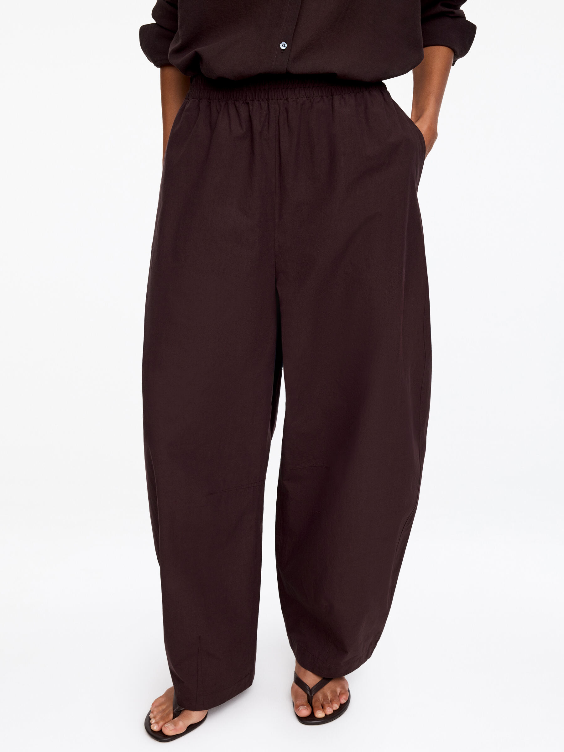 Barrel-Leg Cotton Trousers - Dark Brown - Loose fit - Women - StillMedia/Lookbook - 7