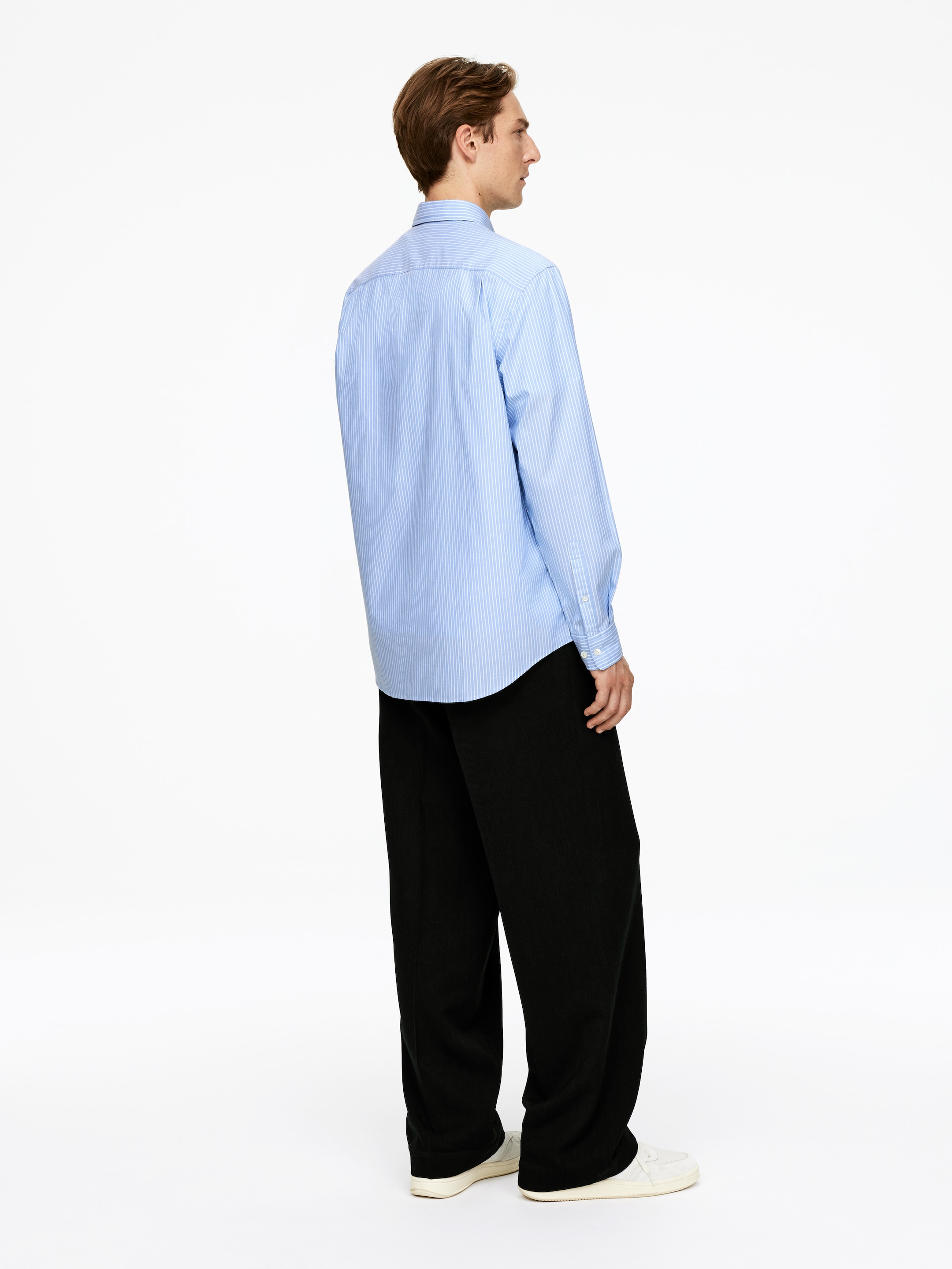 Visualizza immagine più grande: Camicia in popeline dalla vestibilità rilassata - Bianco/Blu - UOMO | H&M IT 4