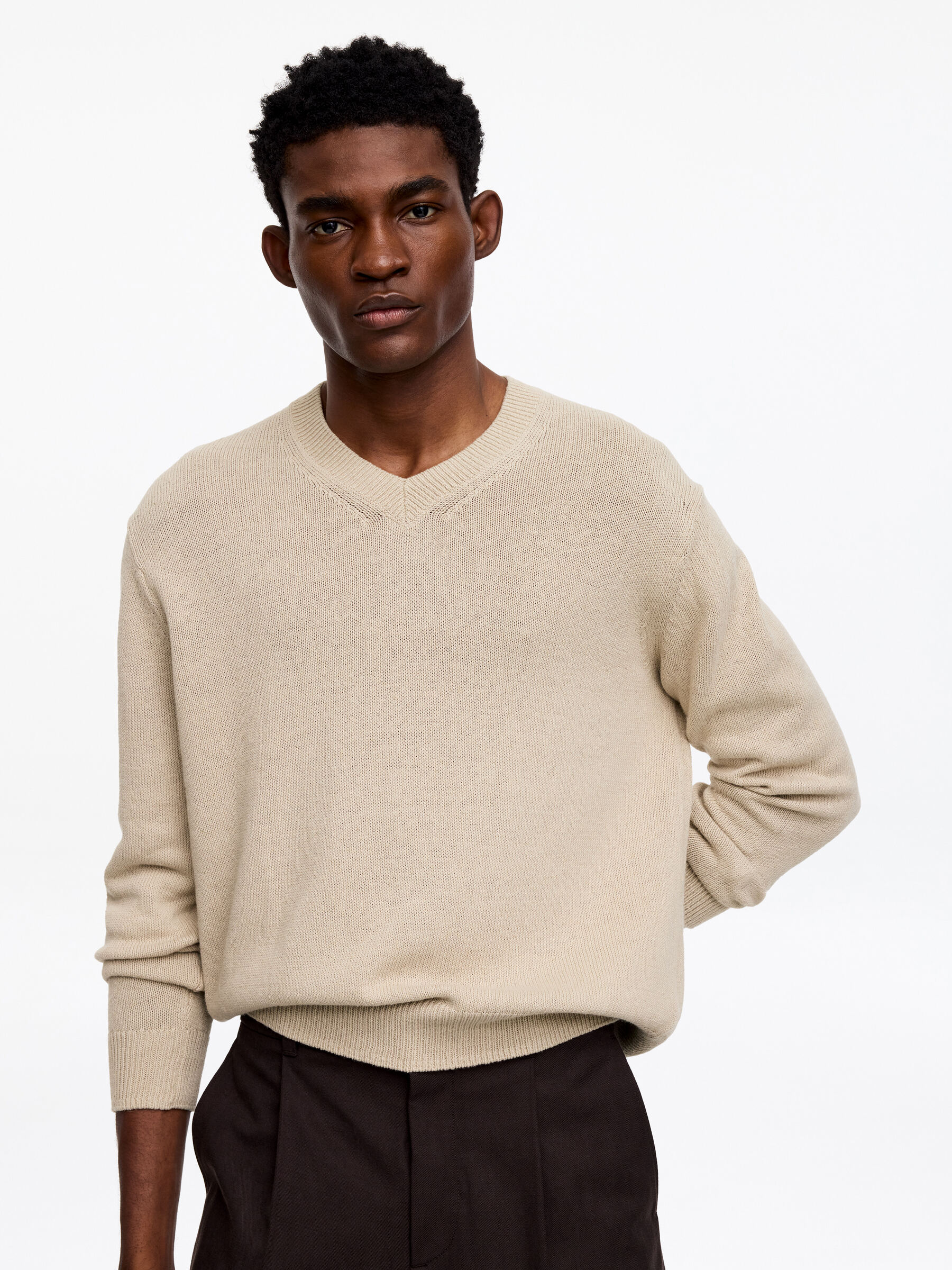 Linen Cotton V-Neck Jumper - Beige - Regular fit - Men - StillMedia/Lookbook - 6