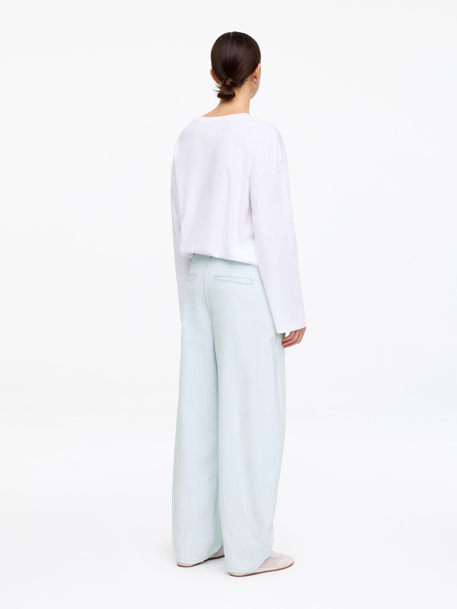 Barrel-Leg Jeans - Light Blue - Relaxed fit - Women - StillMedia/Lookbook - 5
