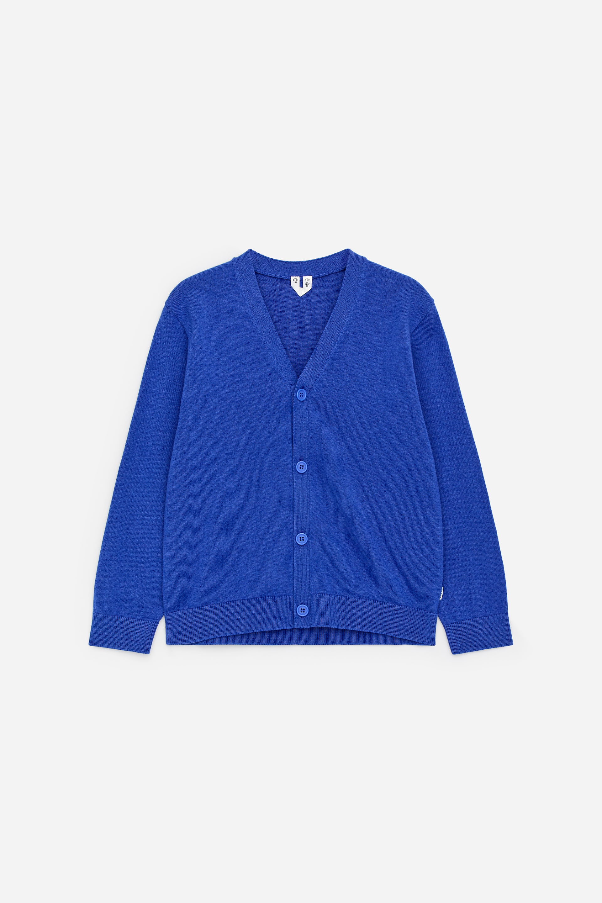 Zobrazit větší obrázek: Modrý kardigan je zobrazen čelně. Má výstřih do V s žebrovaným lemem, přední légu se sladěnými kulatými knoflíky a žebrované manžety a spodní lem.