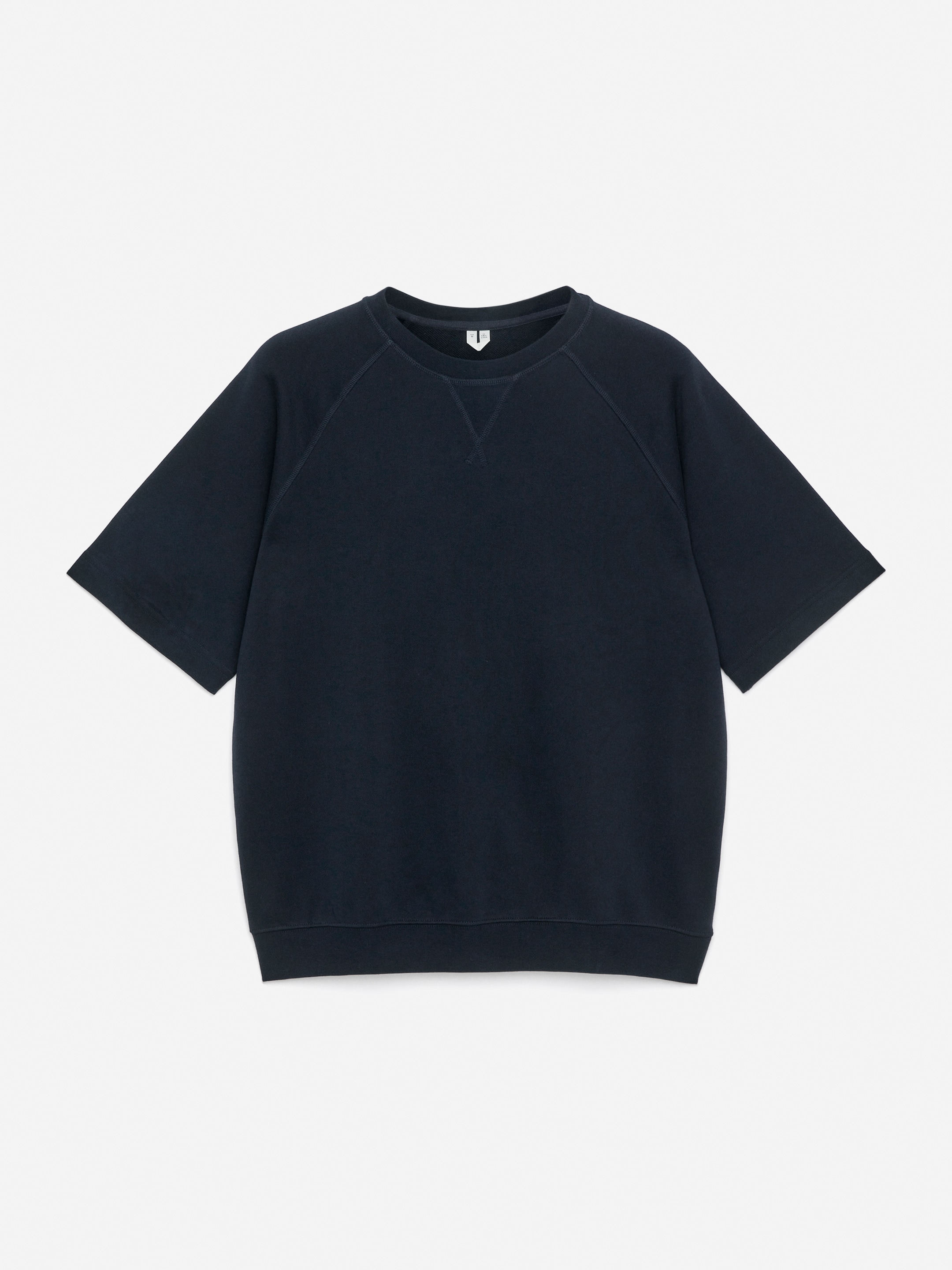 Größeres Bild anzeigen: Ein marineblaues Sweatshirt mit kurzen Ärmeln wird von vorne präsentiert. Es verfügt über einen Rundhalsausschnitt mit V-Stich-Detail, raglanförmig geschnittene Ärmel sowie einen gerippten Kragen, Bündchen und Saum.
