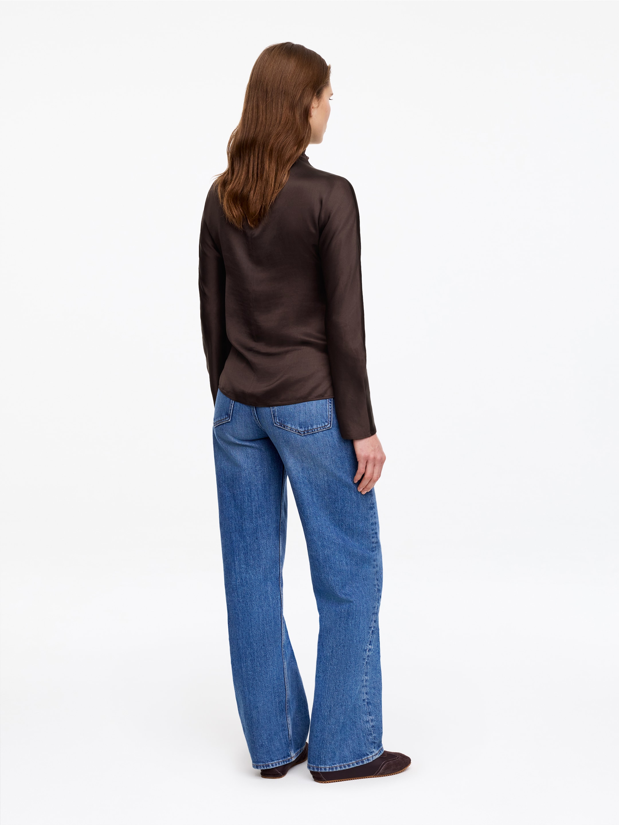 Haut en satin à col montant - Marron foncé - Slim fit - Femme - StillMedia/Lookbook - 4